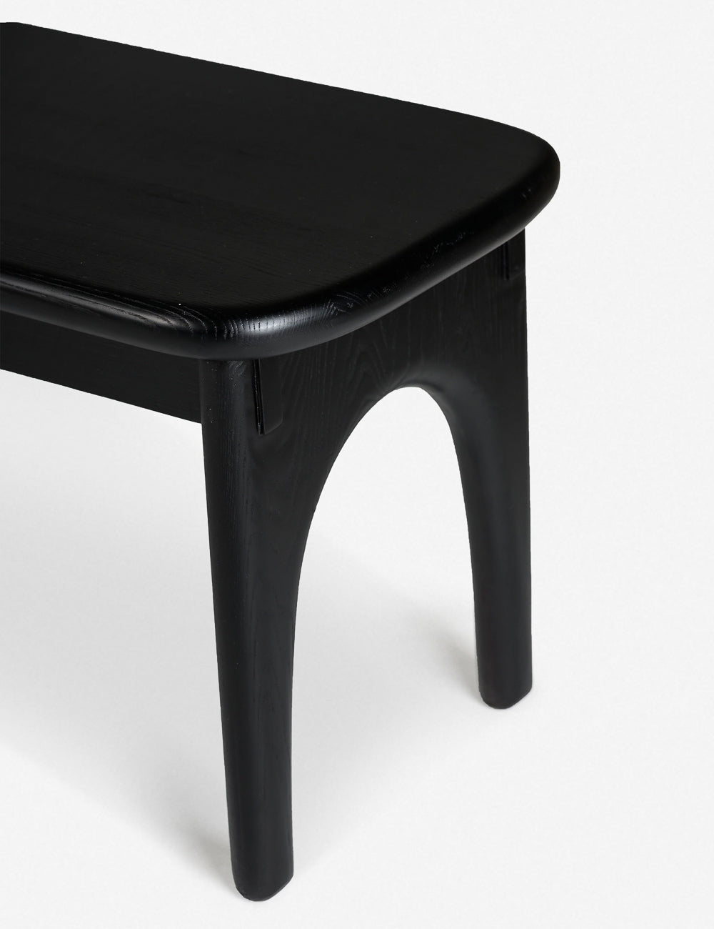 Banc - Des lignes architecturales et des bords arrondis confèrent à ce banc en bois de frêne un attrait doux et rustique.