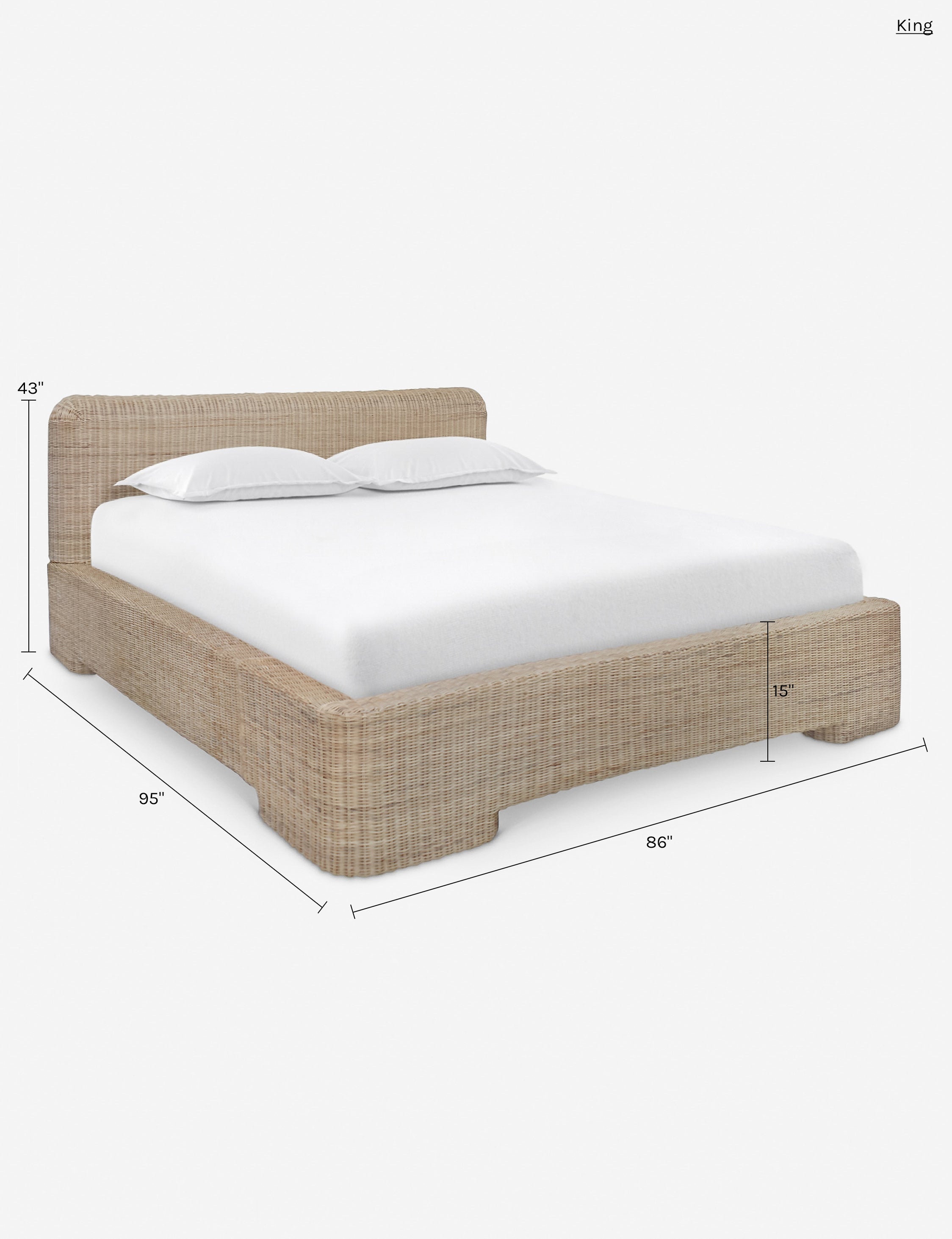 Lit plateforme - Le rotin tressé à la main sur une structure en bois confère au lit plateforme une texture et une chaleur qui se remarquent bien de l'autre bout de la pièce.