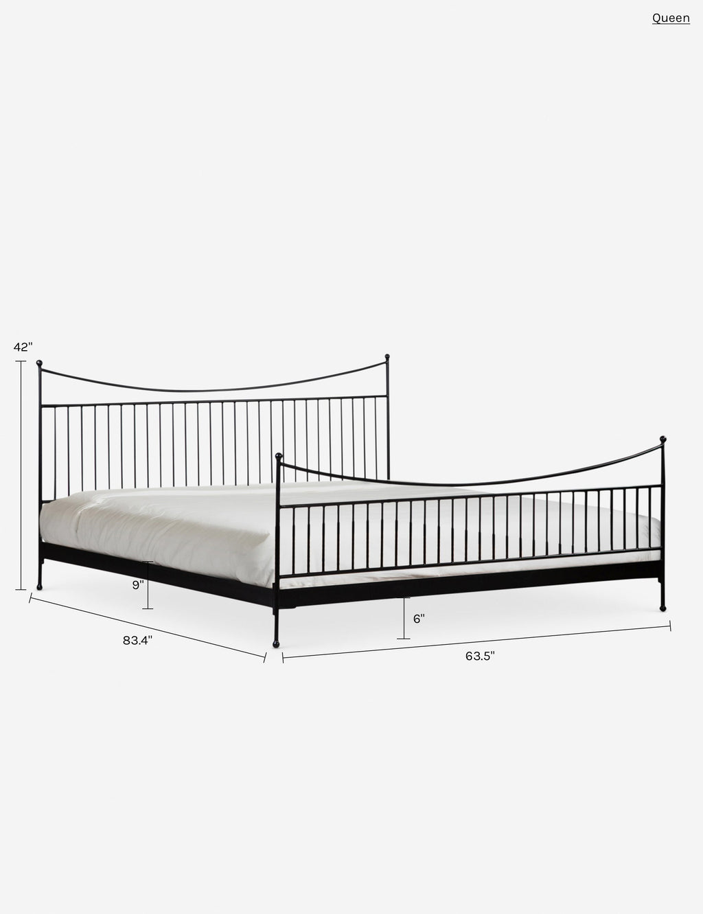 Lit plateforme – Des courbes gracieuses et des détails en fleuron confèrent à ce lit en fer un aspect intemporel et une sensibilité moderne, parfaits pour les intérieurs de style transitoire.