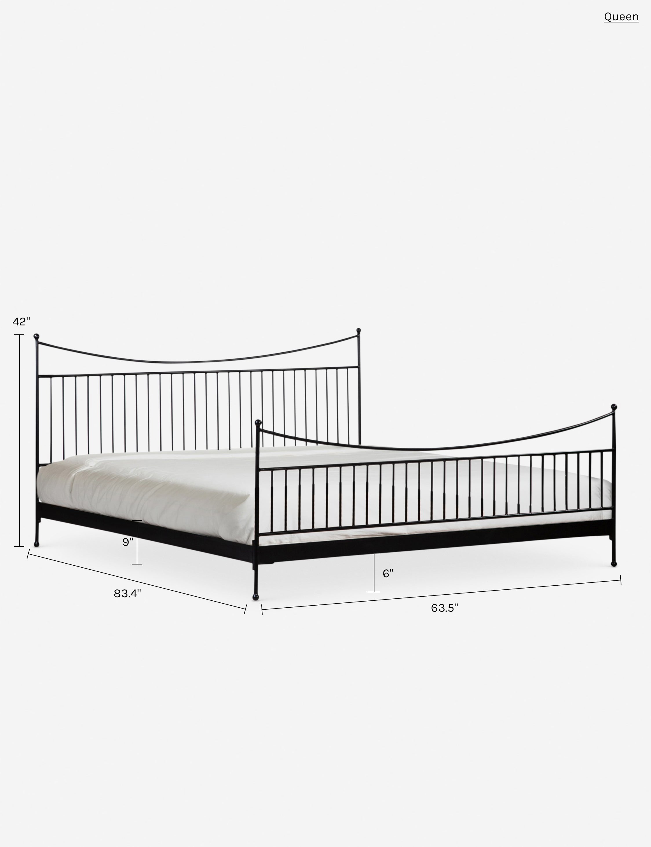 Lit plateforme – Des courbes gracieuses et des détails en fleuron confèrent à ce lit en fer un aspect intemporel et une sensibilité moderne, parfaits pour les intérieurs de style transitoire.
