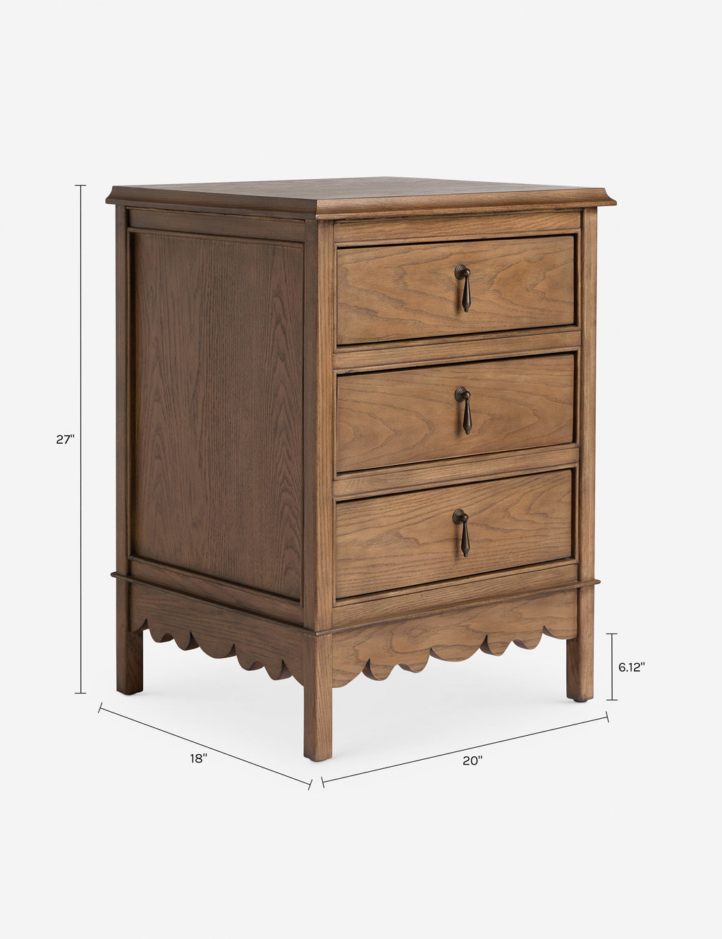 Table de chevet - Un tablier chantourné apporte une touche espiègle à la table de chevet de la collection exclusive pour Lulu and Georgia