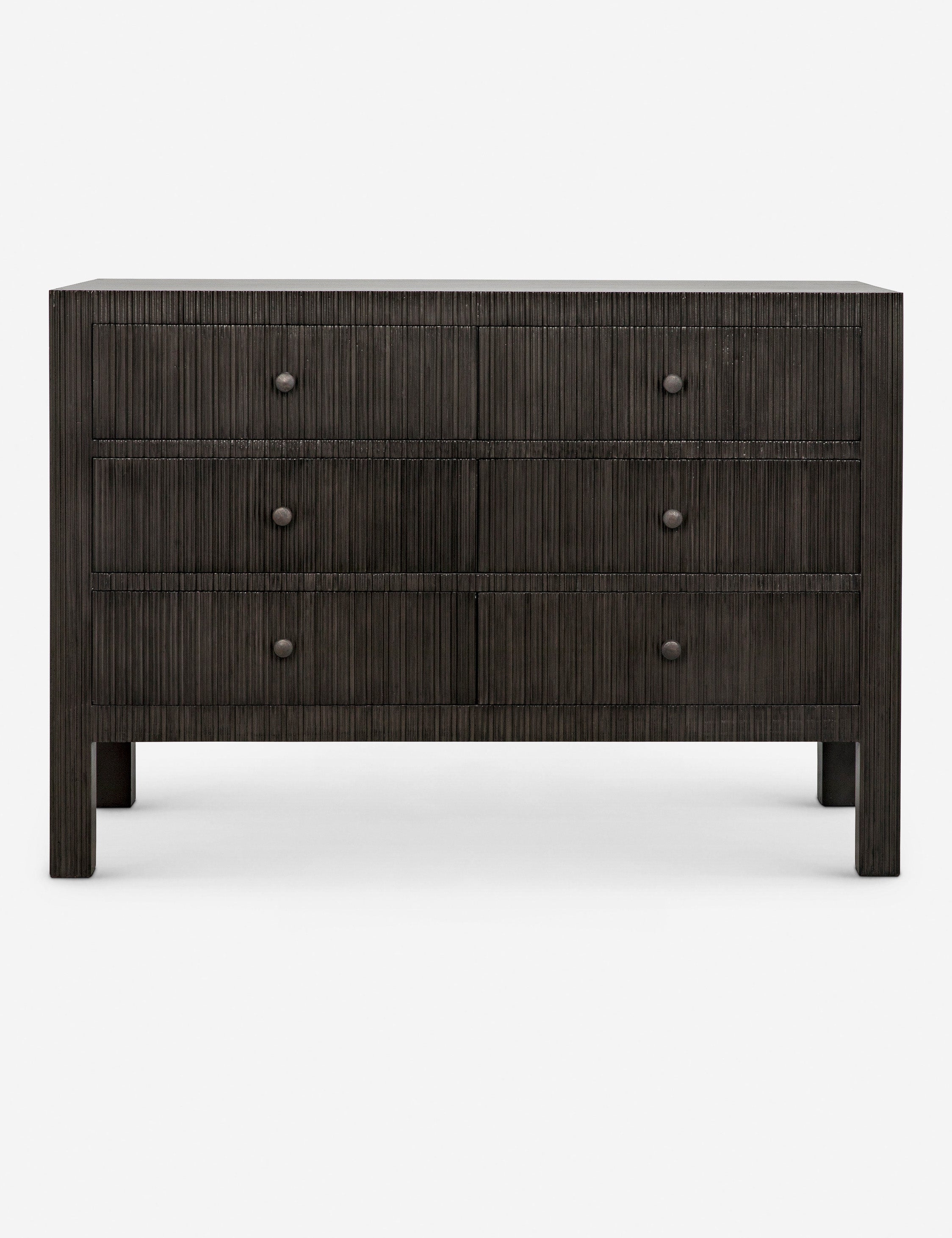 Commode à 6 tiroirs - Nous aimons la juxtaposition d'une silhouette épurée et de détails texturés cannelés dans la commode Bellinger.