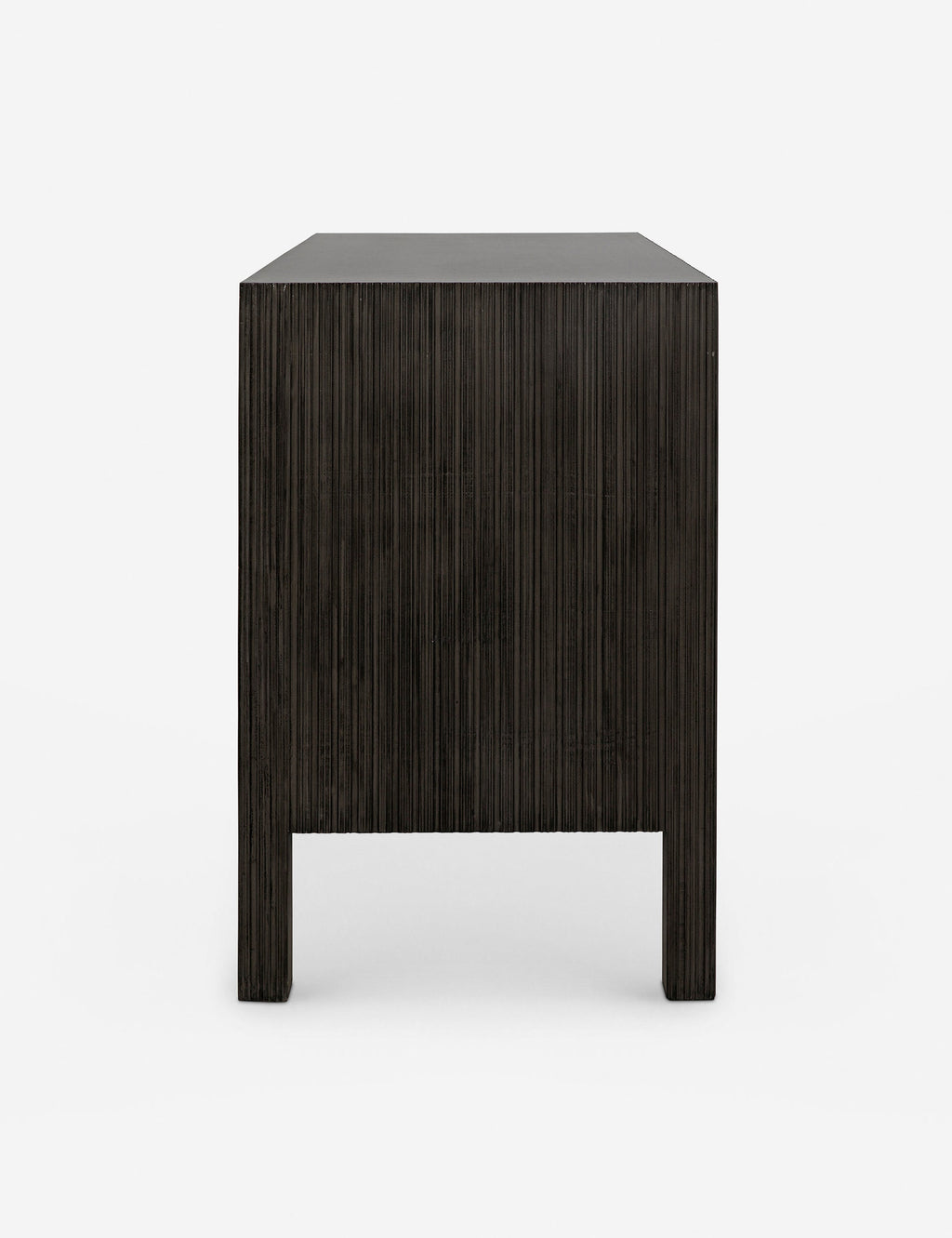 Commode à 6 tiroirs - Nous aimons la juxtaposition d'une silhouette épurée et de détails texturés cannelés dans la commode Bellinger.