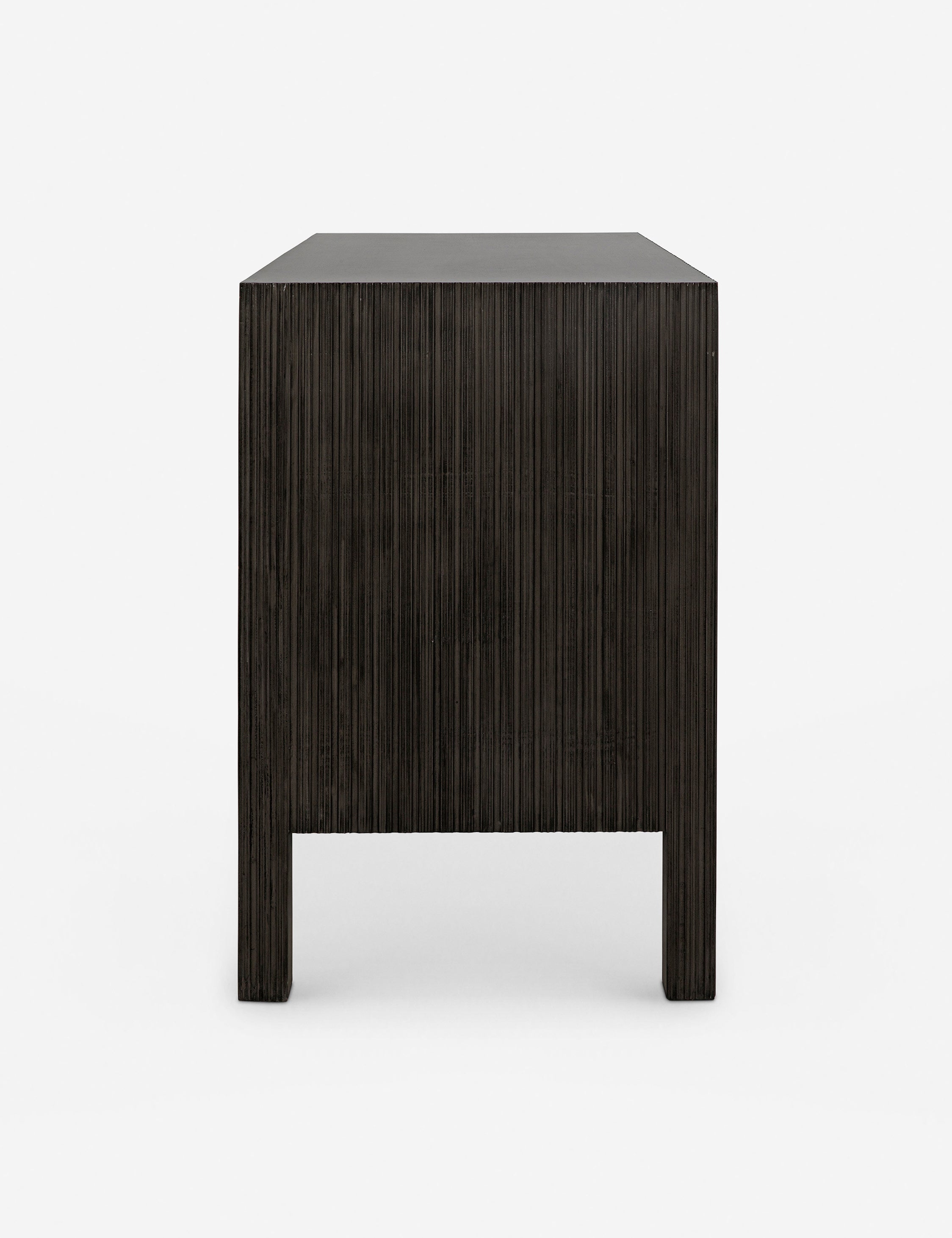 Commode à 6 tiroirs - Nous aimons la juxtaposition d'une silhouette épurée et de détails texturés cannelés dans la commode Bellinger.