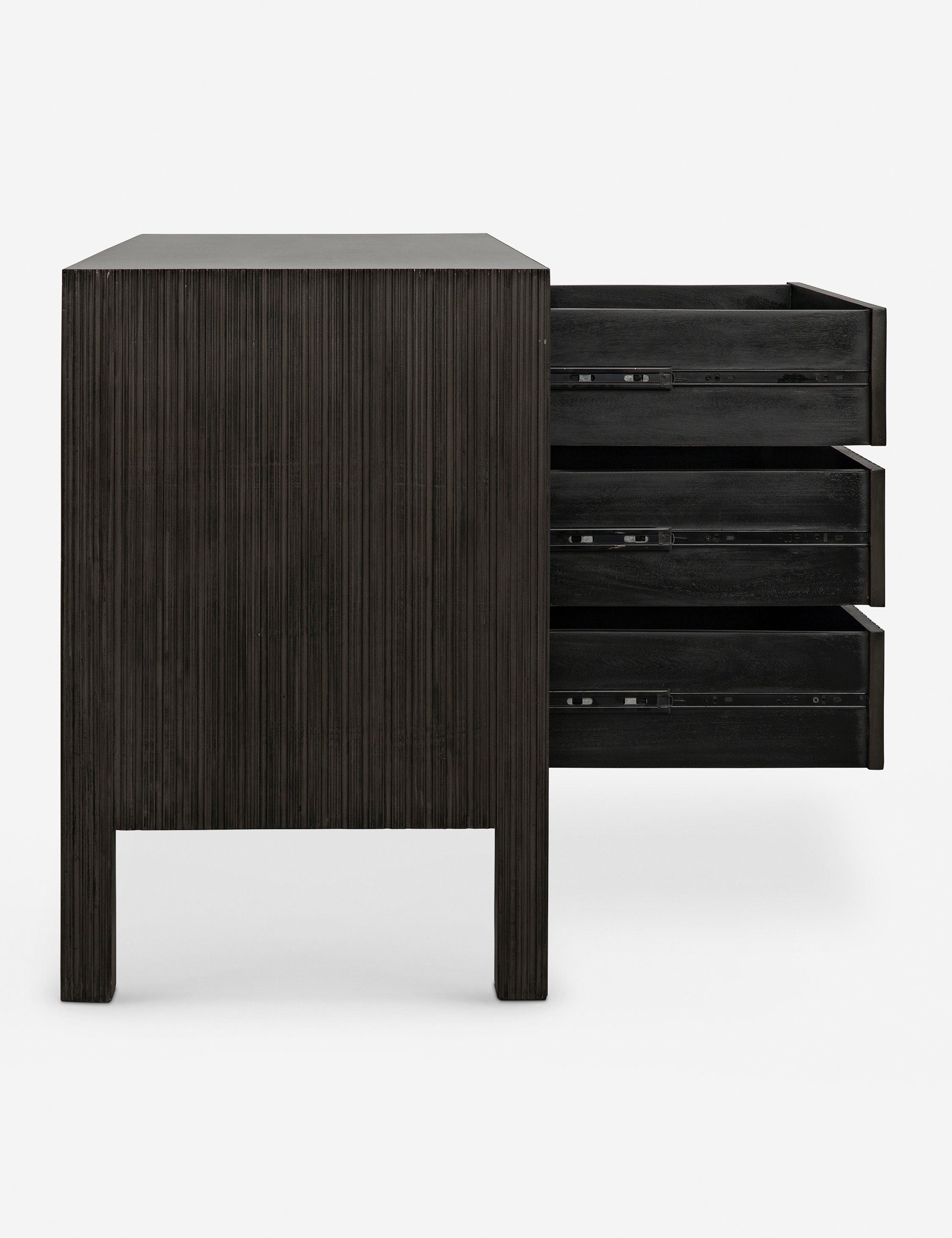 Commode à 6 tiroirs - Nous aimons la juxtaposition d'une silhouette épurée et de détails texturés cannelés dans la commode Bellinger.