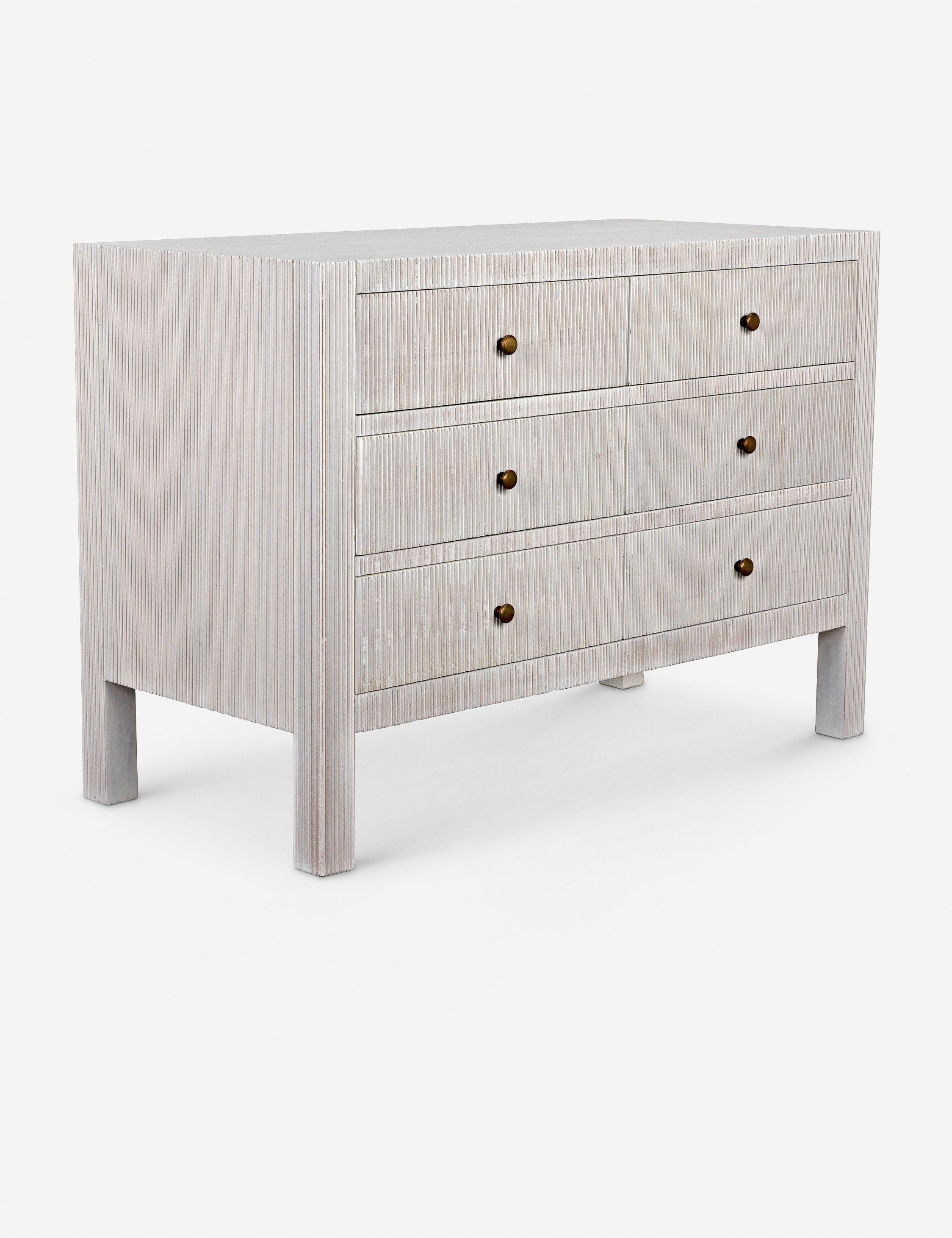 Commode à 6 tiroirs - Nous aimons la juxtaposition d'une silhouette épurée et de détails texturés cannelés dans la commode Bellinger.