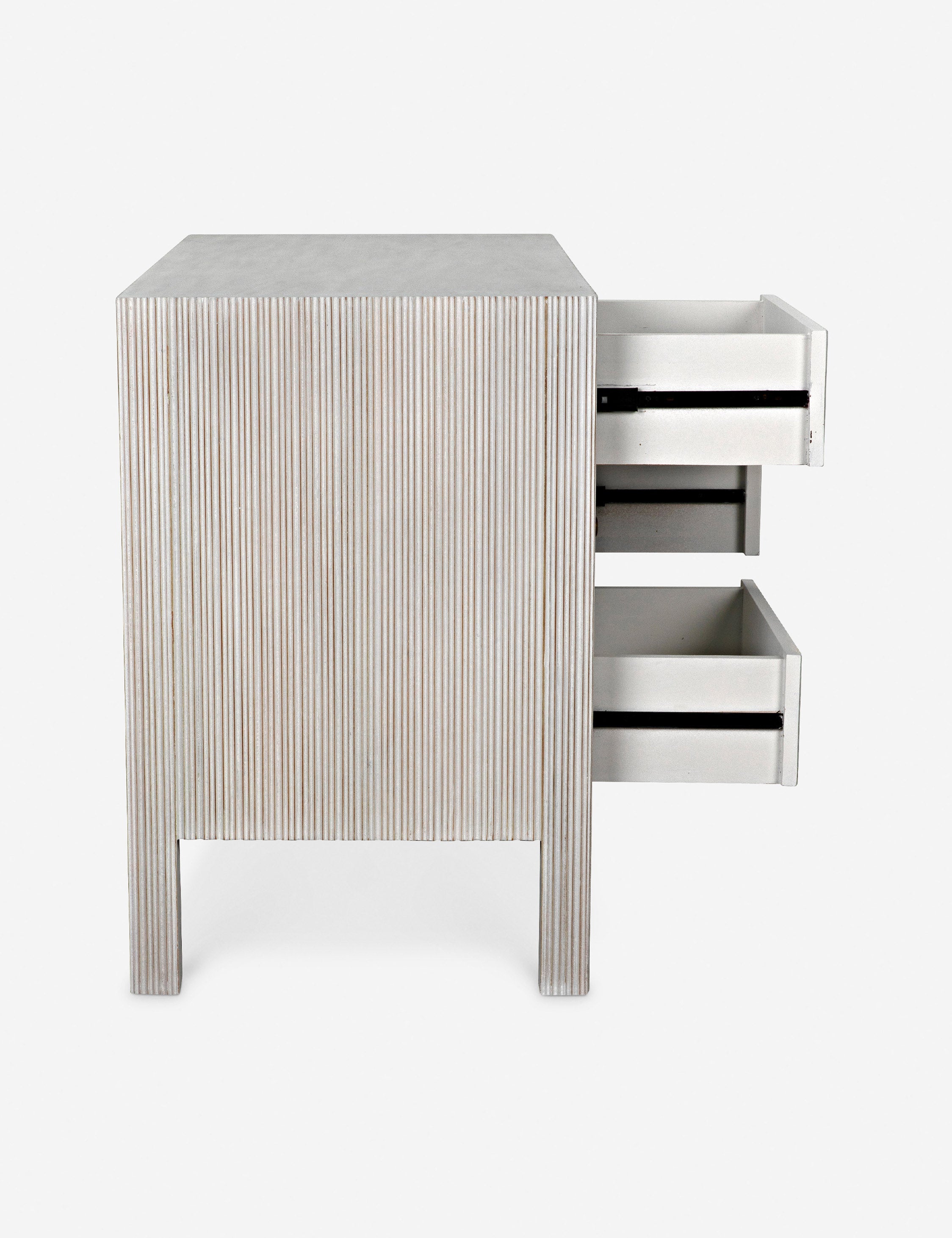 Commode à 6 tiroirs - Nous aimons la juxtaposition d'une silhouette épurée et de détails texturés cannelés dans la commode Bellinger.
