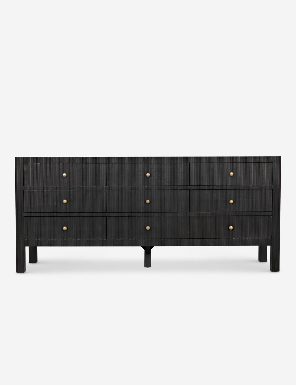 Commode 9 tiroirs - Nous aimons la juxtaposition d'une silhouette épurée et de détails texturés cannelés dans la commode Bellinger.