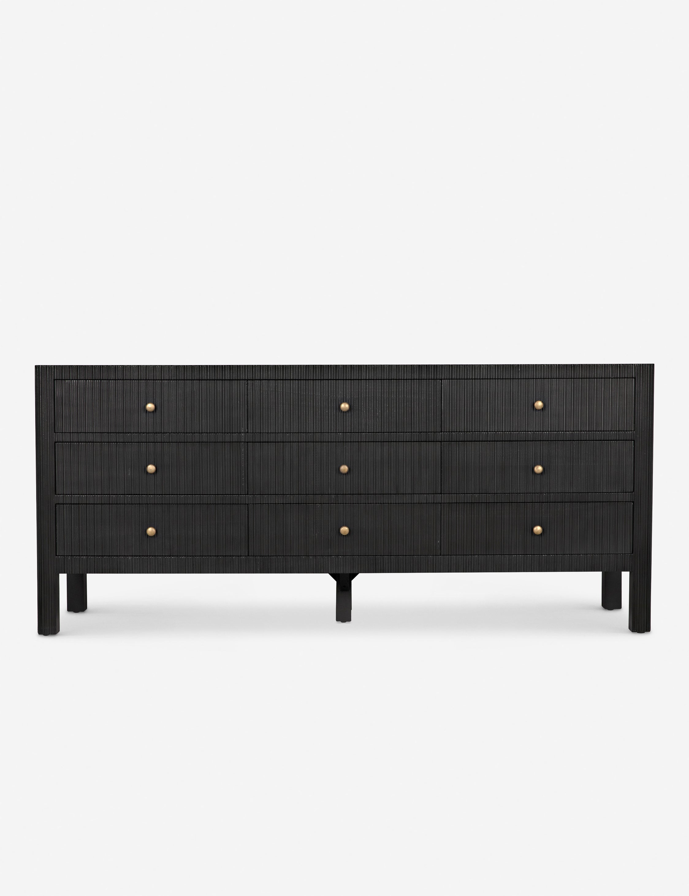 Commode 9 tiroirs - Nous aimons la juxtaposition d'une silhouette épurée et de détails texturés cannelés dans la commode Bellinger.