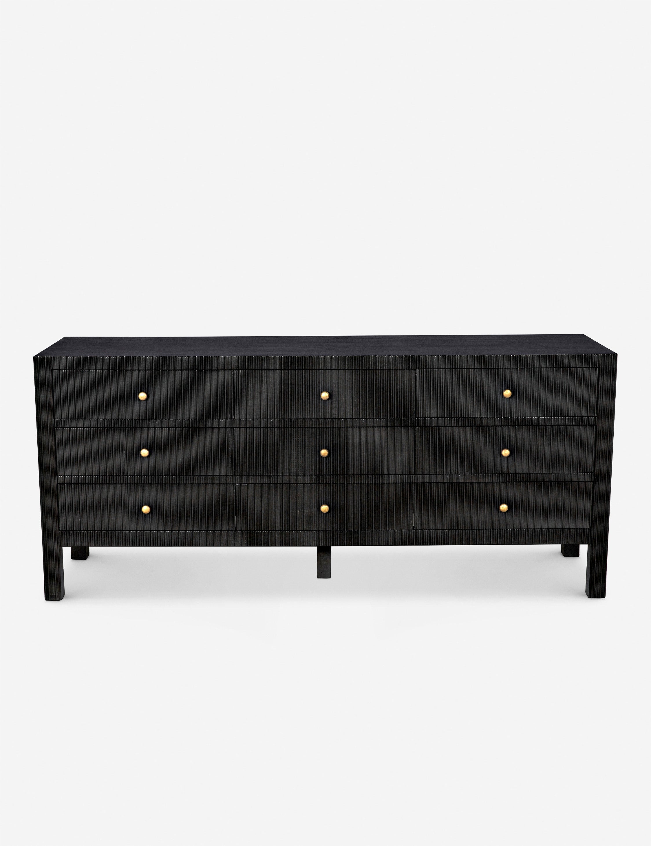 Commode 9 tiroirs - Nous aimons la juxtaposition d'une silhouette épurée et de détails texturés cannelés dans la commode Bellinger.