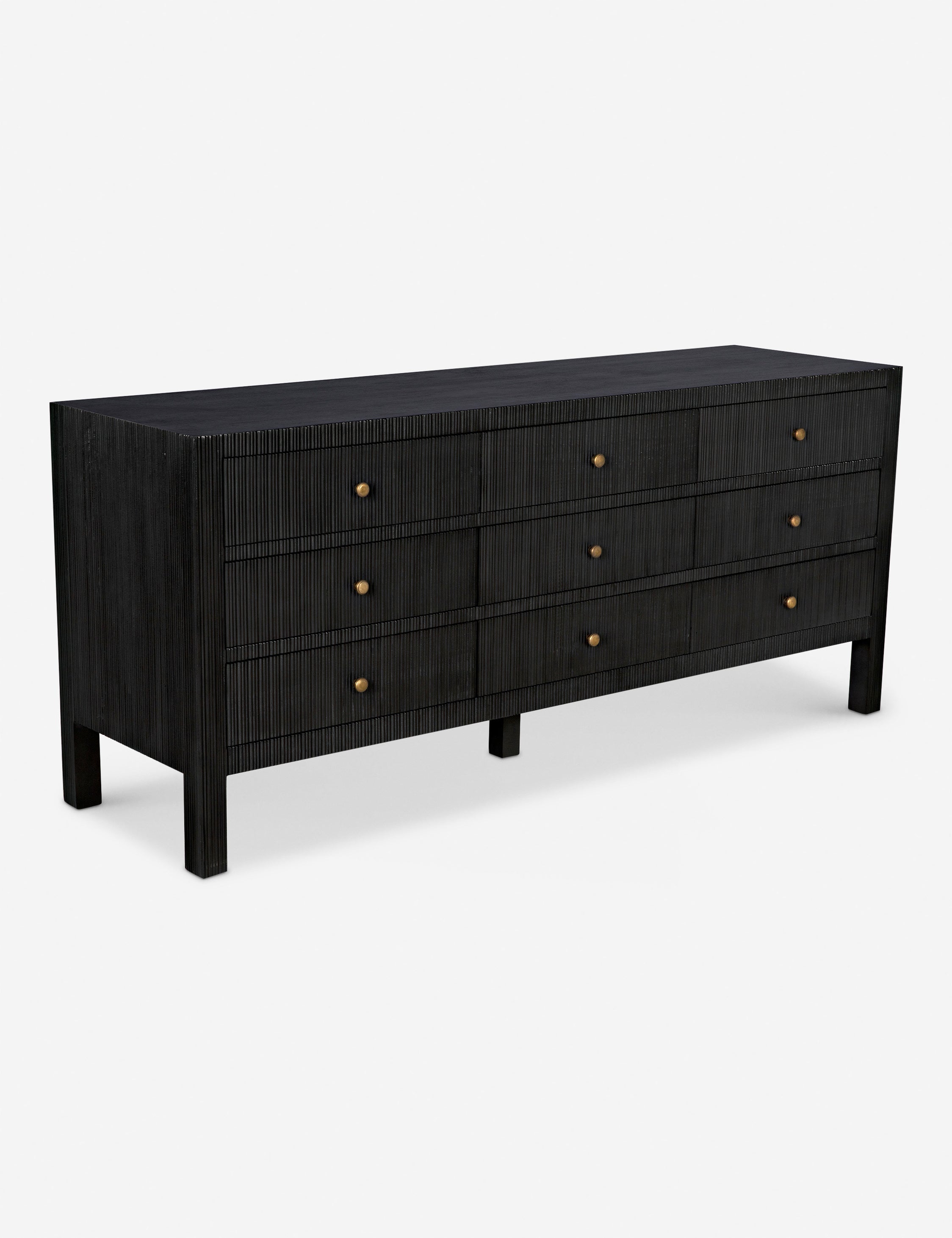 Commode 9 tiroirs - Nous aimons la juxtaposition d'une silhouette épurée et de détails texturés cannelés dans la commode Bellinger.