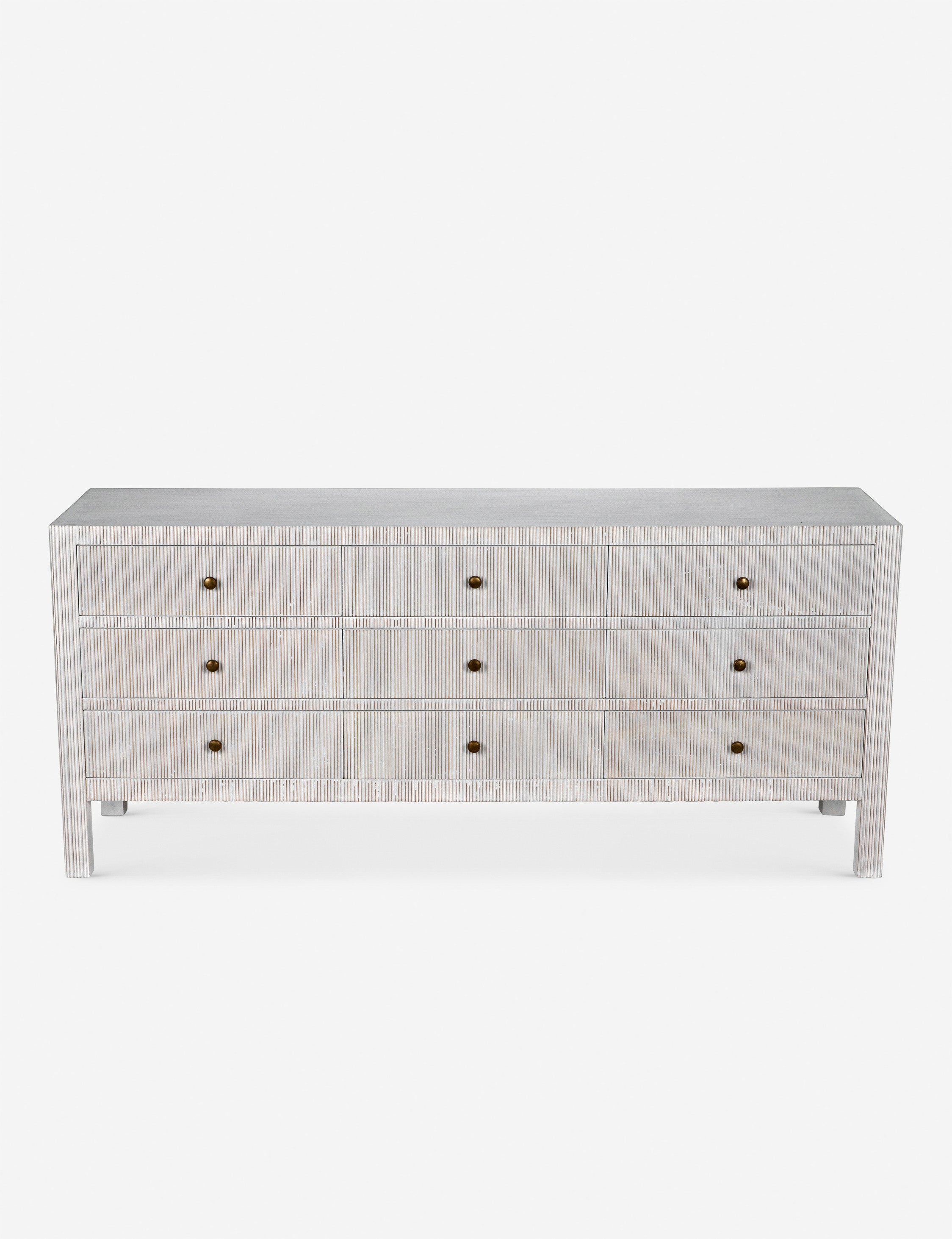 Commode 9 tiroirs - Nous aimons la juxtaposition d'une silhouette épurée et de détails texturés cannelés dans la commode Bellinger.