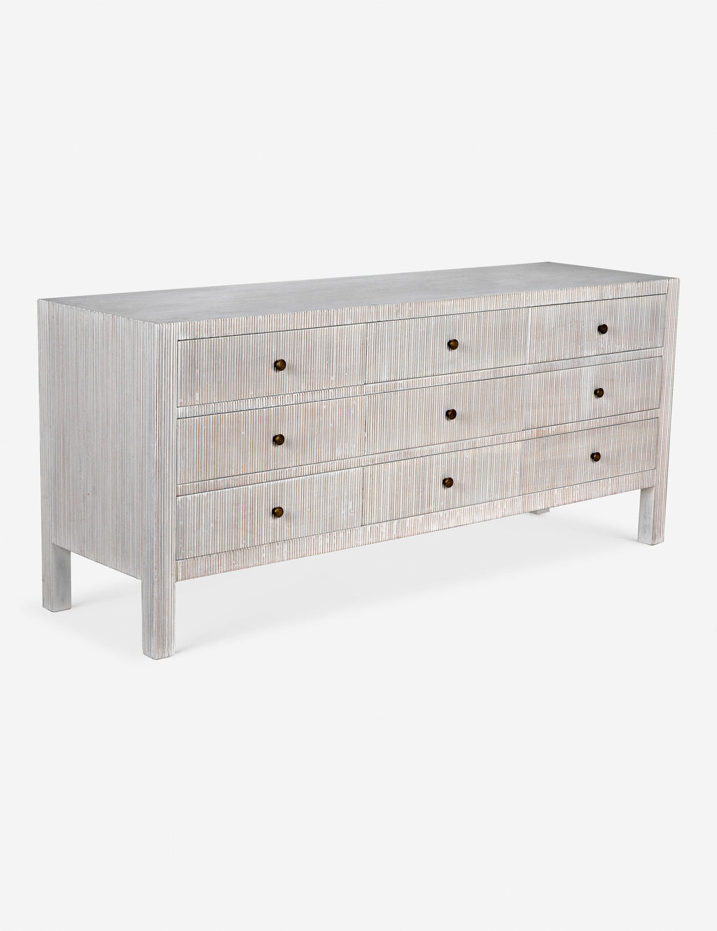 Commode 9 tiroirs - Nous aimons la juxtaposition d'une silhouette épurée et de détails texturés cannelés dans la commode Bellinger.
