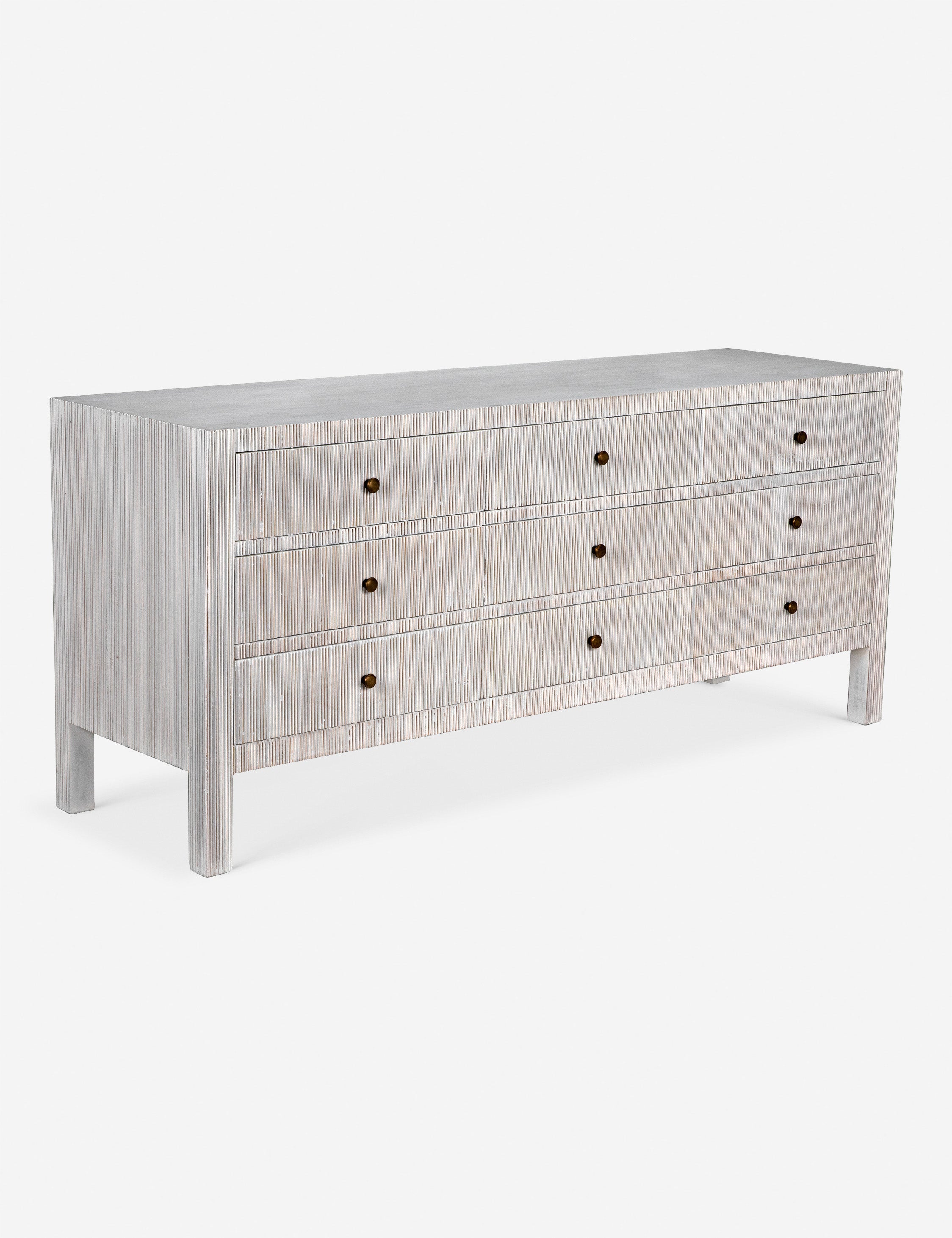 Commode 9 tiroirs - Nous aimons la juxtaposition d'une silhouette épurée et de détails texturés cannelés dans la commode Bellinger.