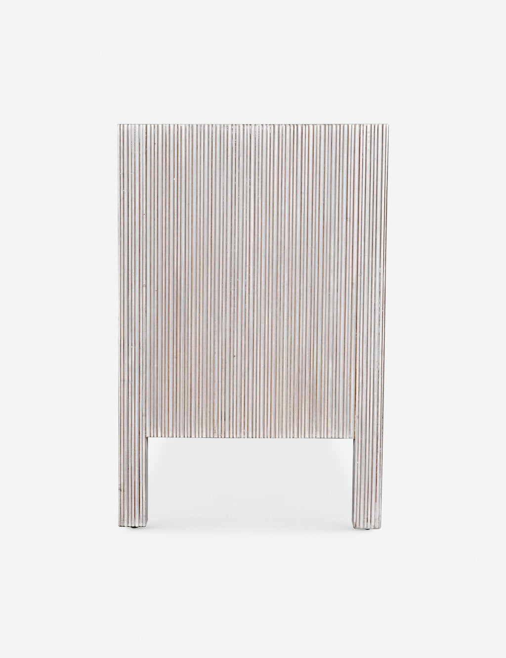 Commode 9 tiroirs - Nous aimons la juxtaposition d'une silhouette épurée et de détails texturés cannelés dans la commode Bellinger.