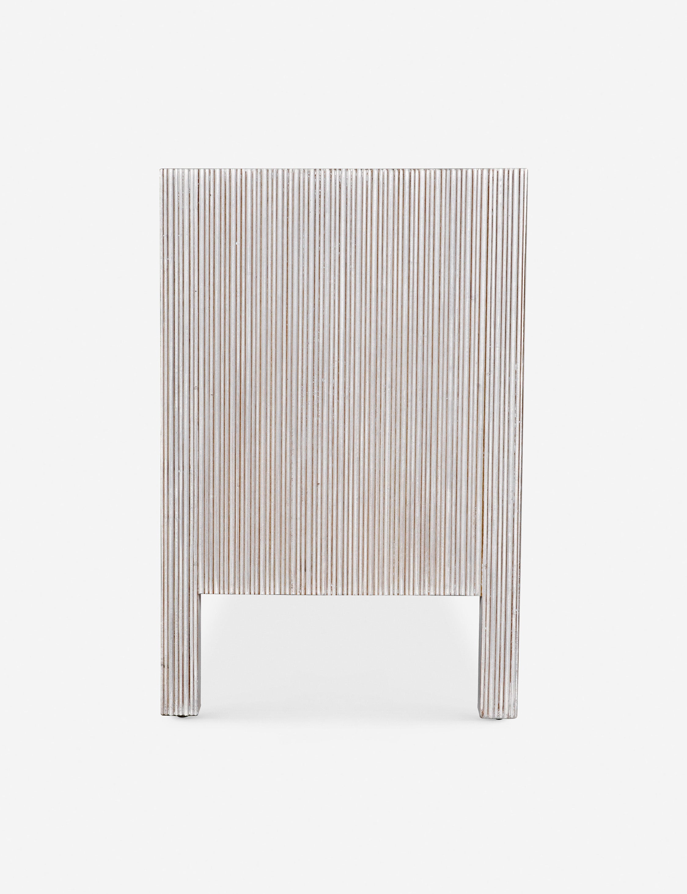 Commode 9 tiroirs - Nous aimons la juxtaposition d'une silhouette épurée et de détails texturés cannelés dans la commode Bellinger.