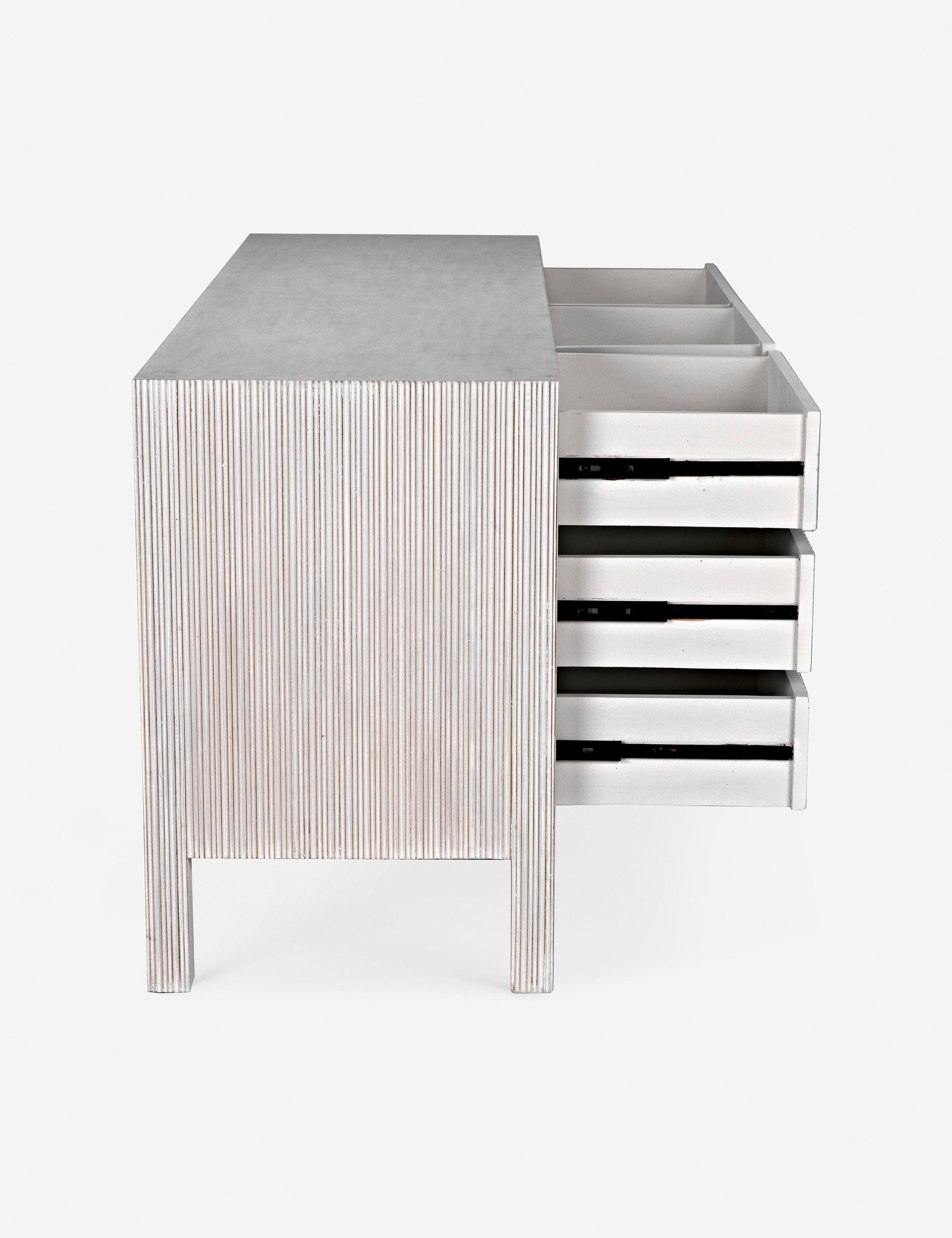 Commode 9 tiroirs - Nous aimons la juxtaposition d'une silhouette épurée et de détails texturés cannelés dans la commode Bellinger.