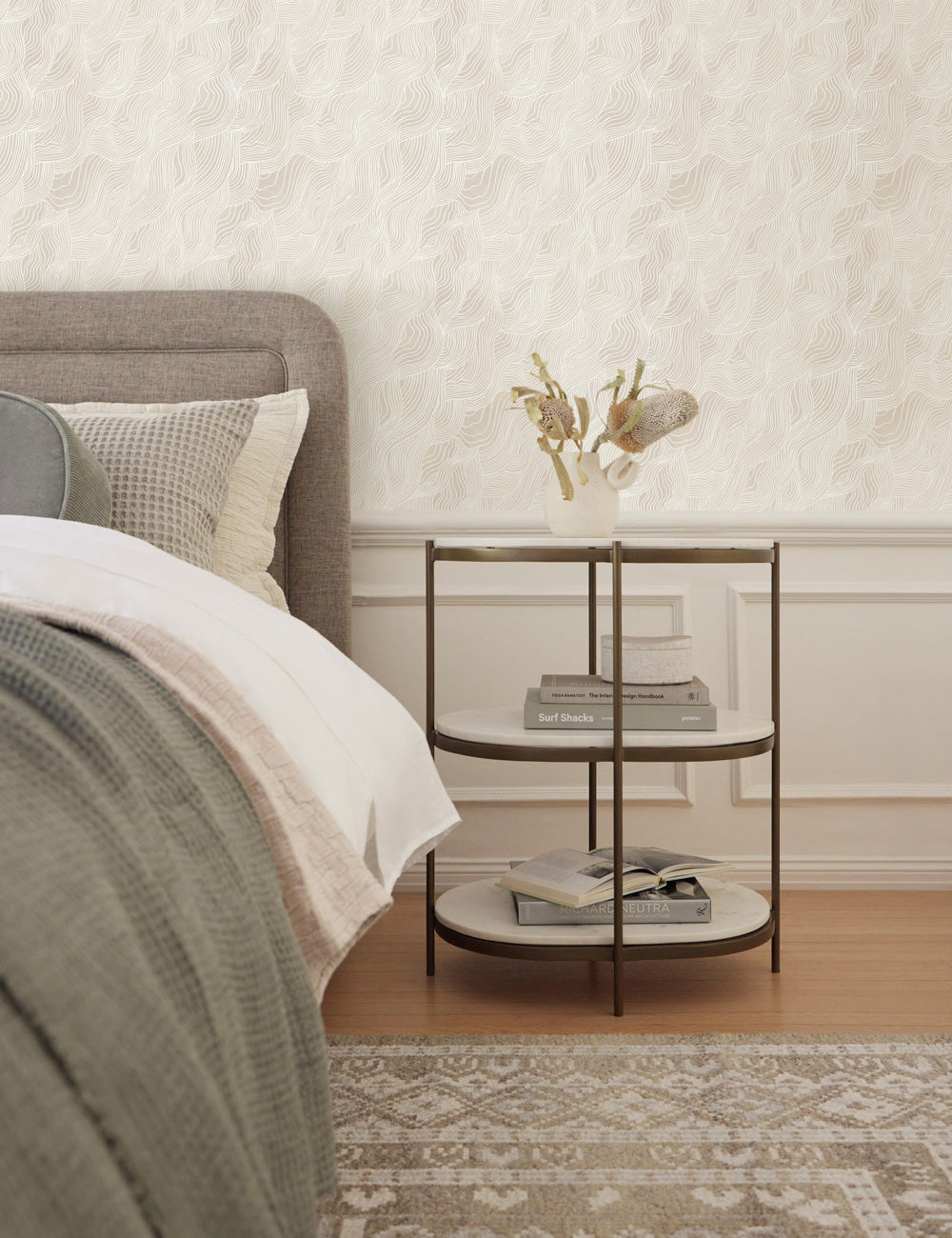 Table de chevet - Alliant le charme d'inspiration vintage au luxe moderne, cette table de chevet à trois niveaux apporte une touche sophistiquée à votre chambre