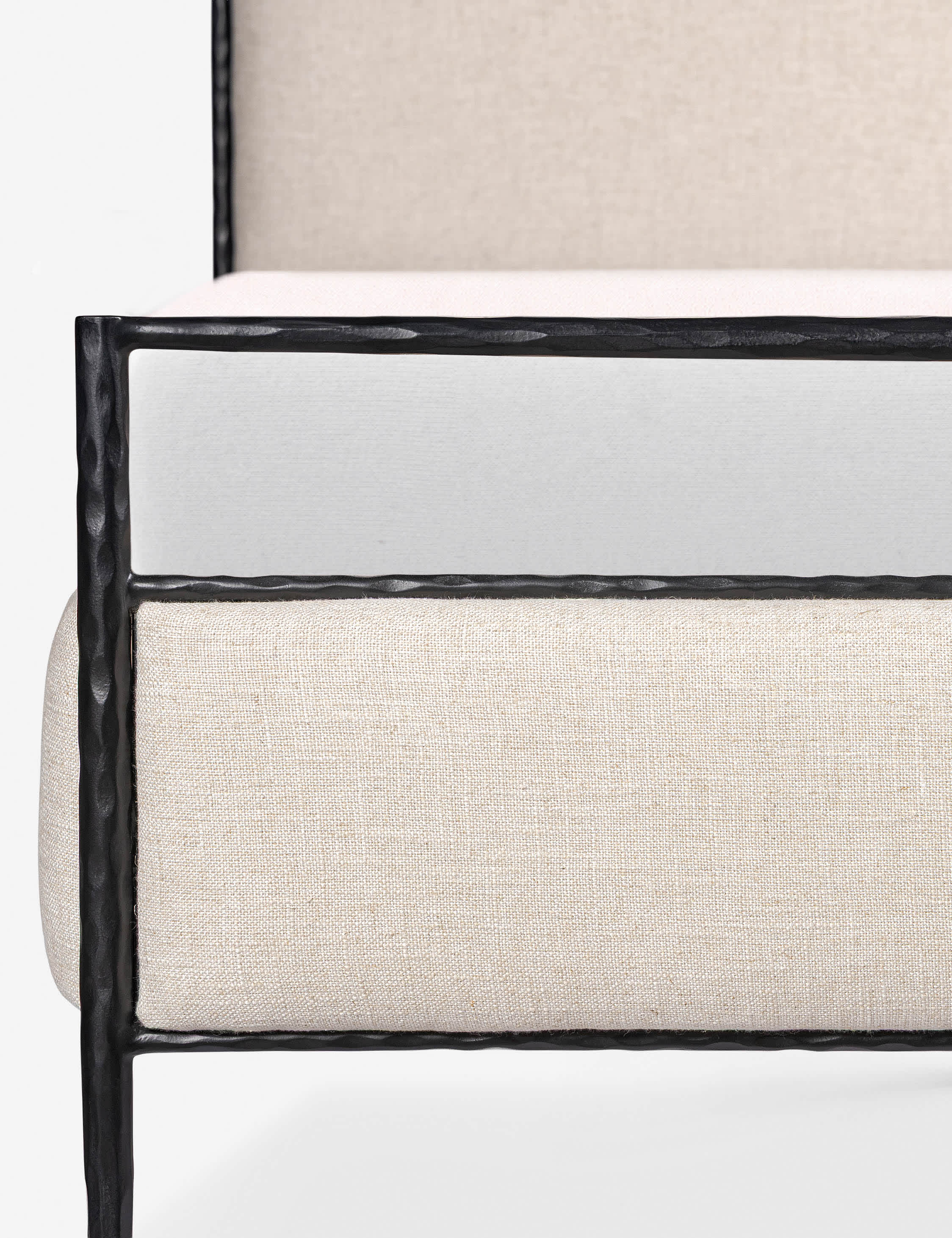 Lit plateforme - allie un design soigné à des matériaux durables, créant des pièces conçues avec intention pour embellir votre espace