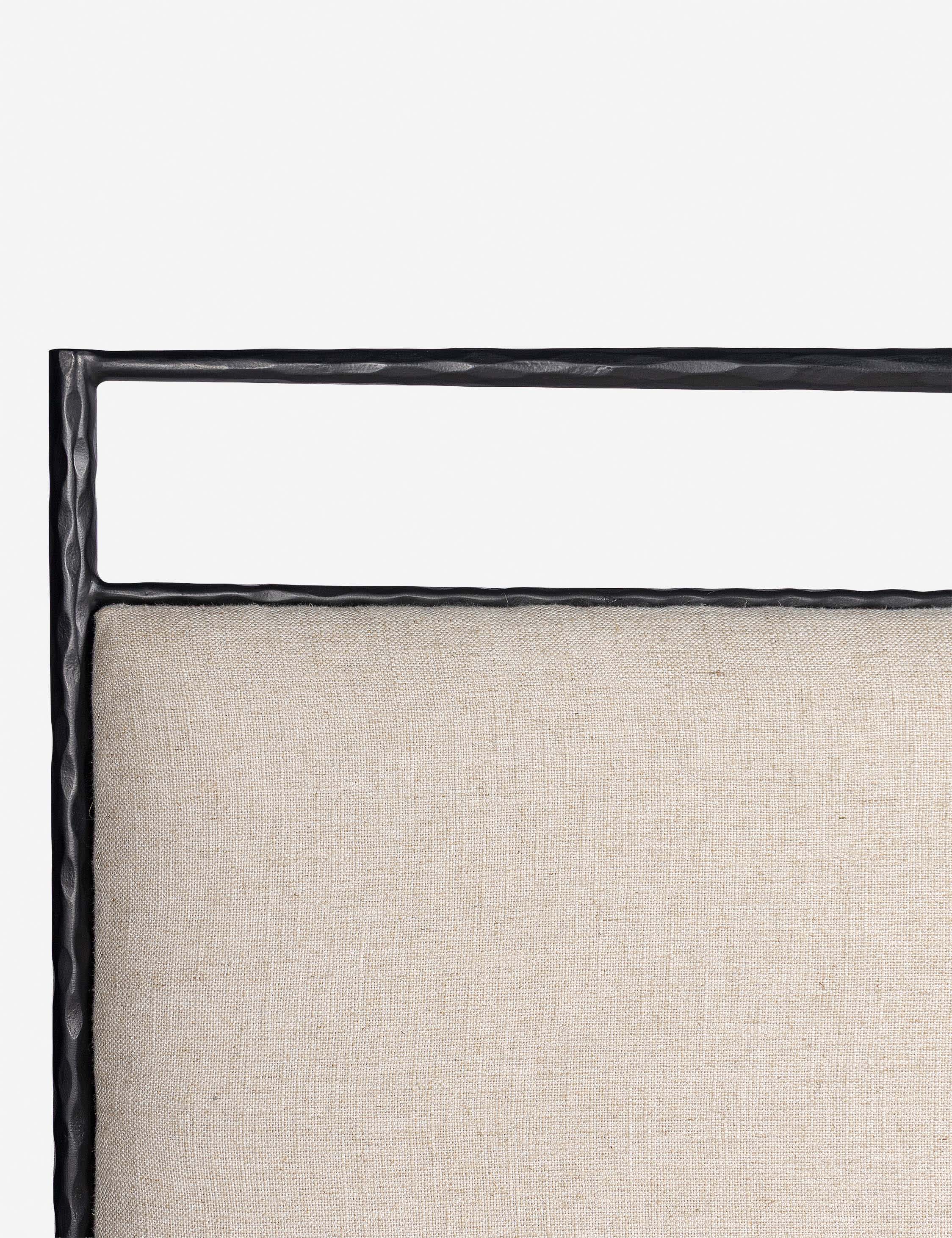 Lit plateforme - allie un design soigné à des matériaux durables, créant des pièces conçues avec intention pour embellir votre espace