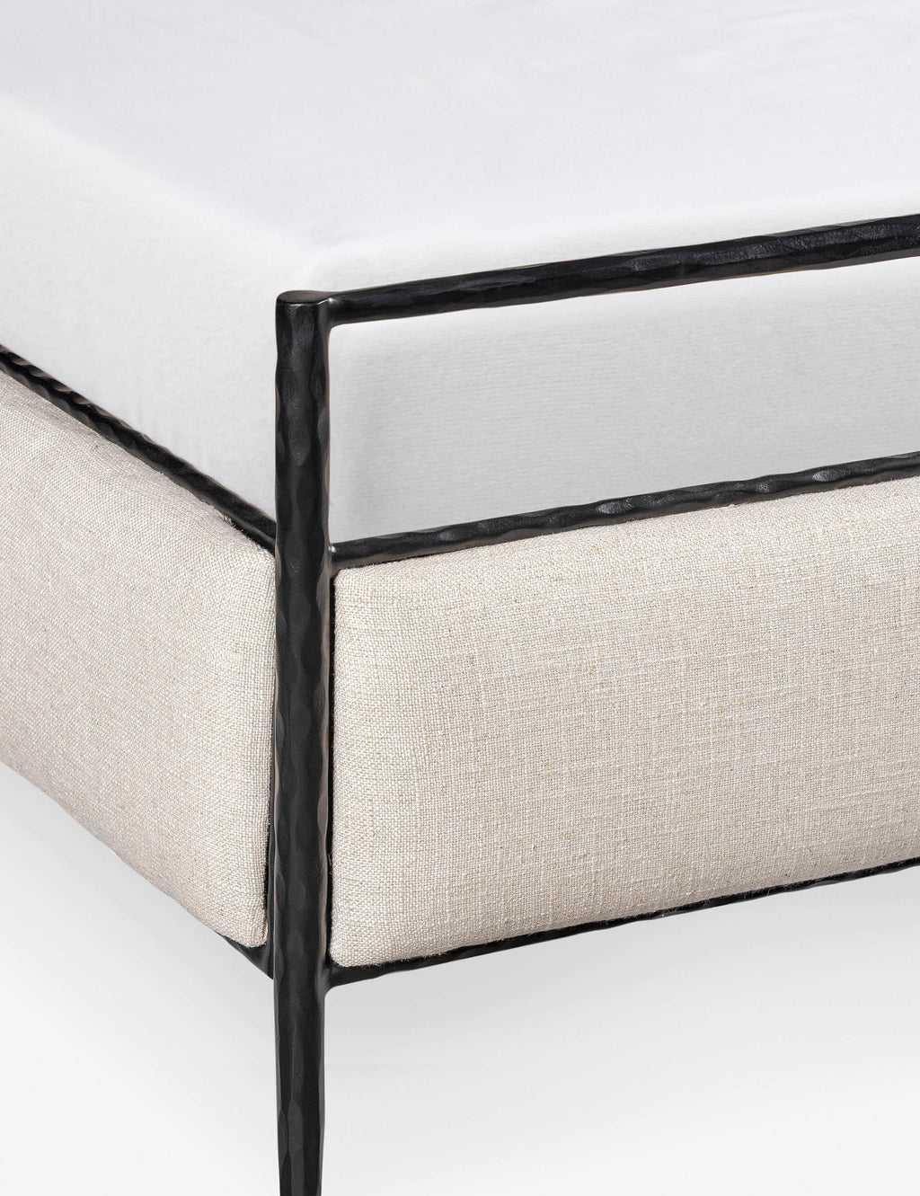 Lit plateforme - allie un design soigné à des matériaux durables, créant des pièces conçues avec intention pour embellir votre espace