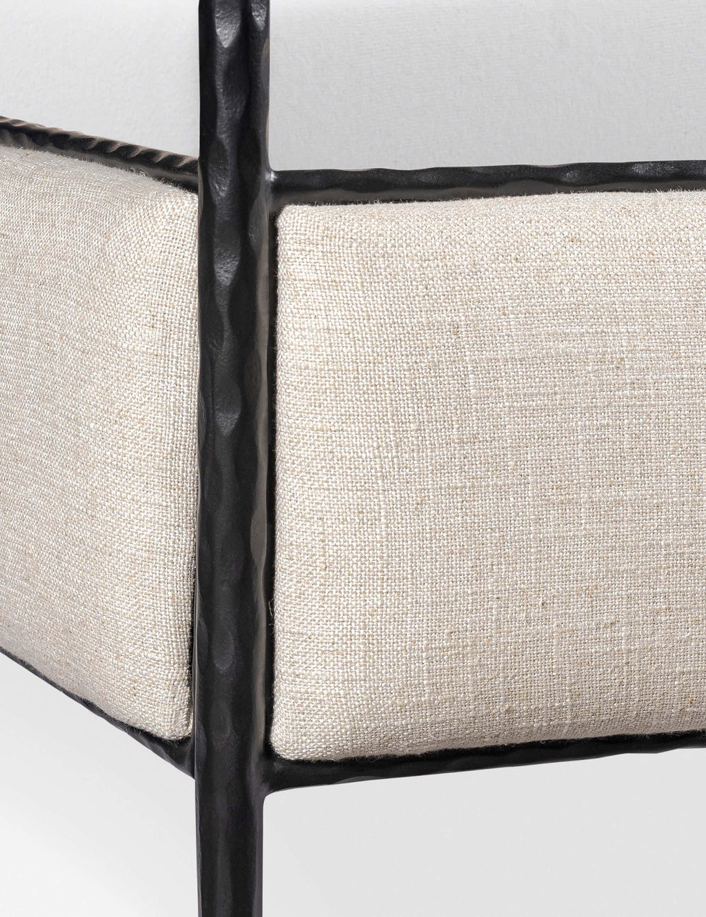 Lit plateforme - allie un design soigné à des matériaux durables, créant des pièces conçues avec intention pour embellir votre espace