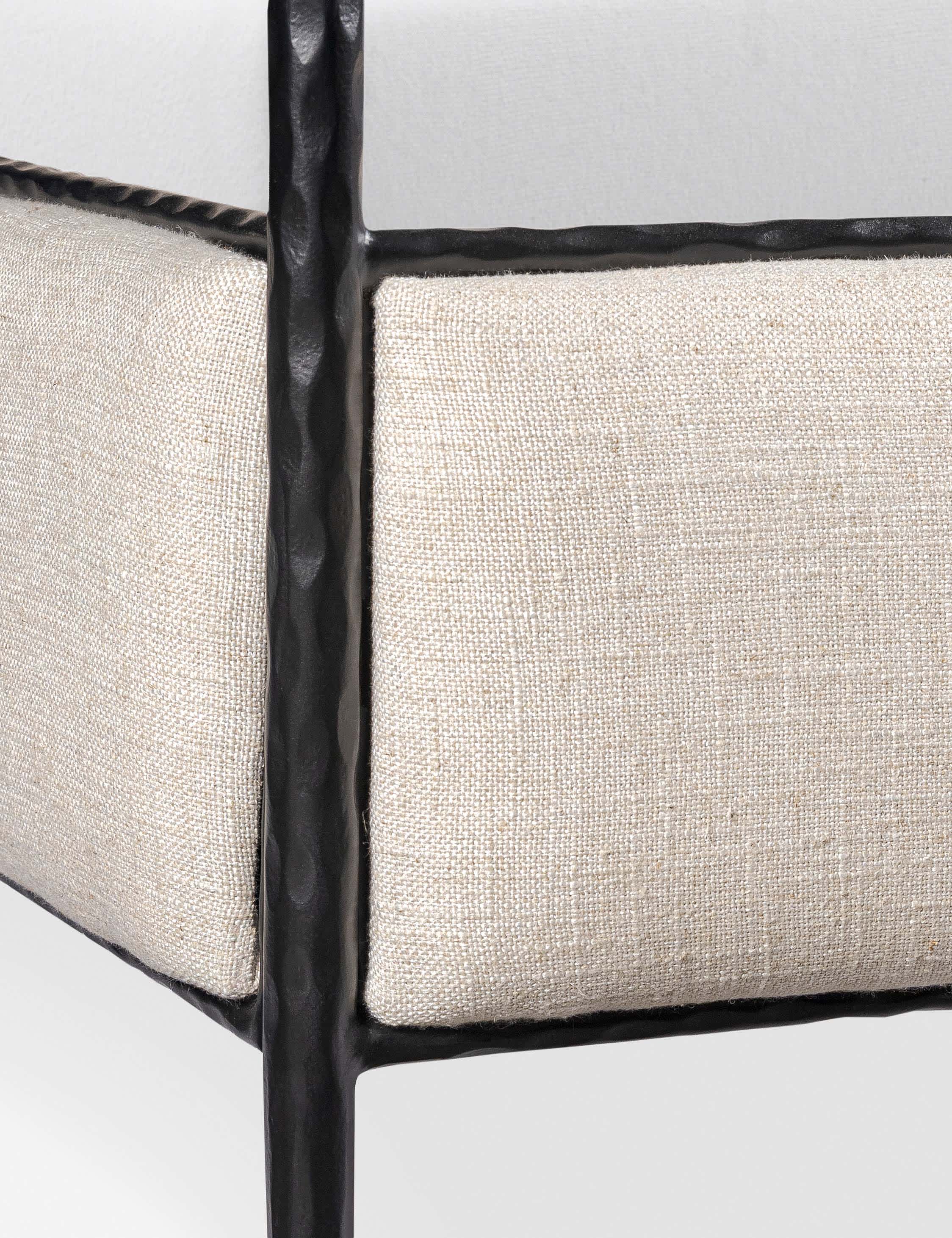 Lit plateforme - allie un design soigné à des matériaux durables, créant des pièces conçues avec intention pour embellir votre espace
