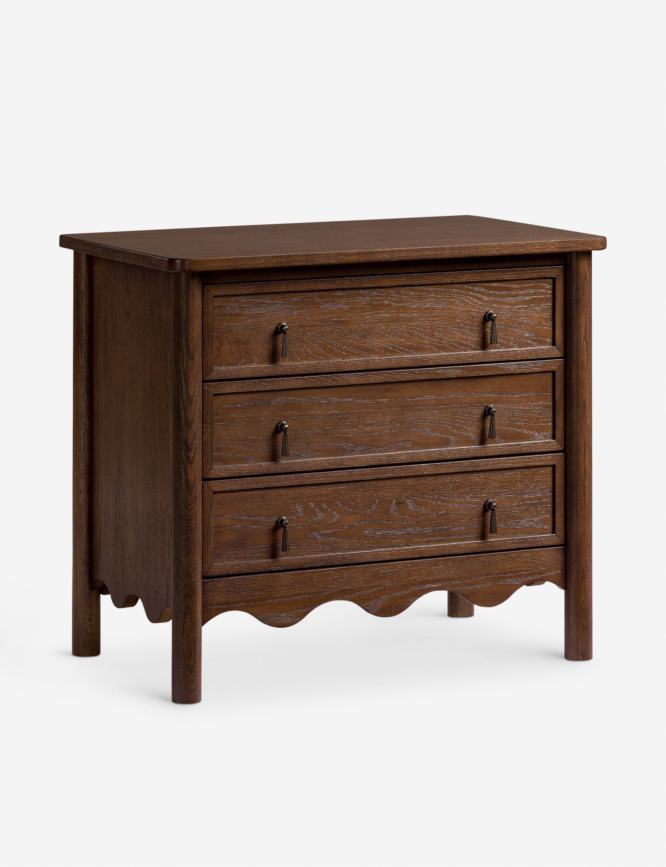 Table de chevet à 3 tiroirs - allie des détails classiques à une silhouette légèrement ajustée