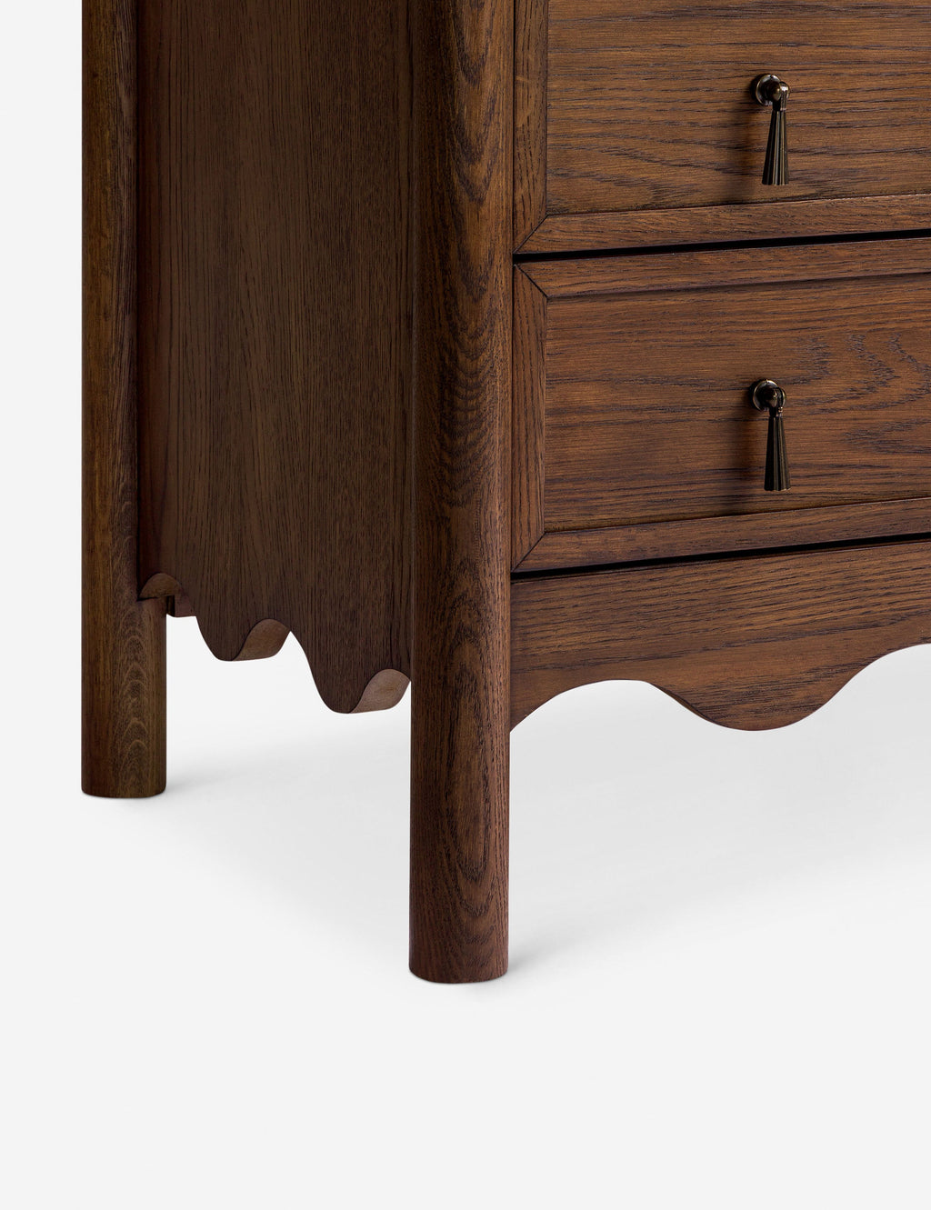 Table de chevet à 3 tiroirs - allie des détails classiques à une silhouette légèrement ajustée
