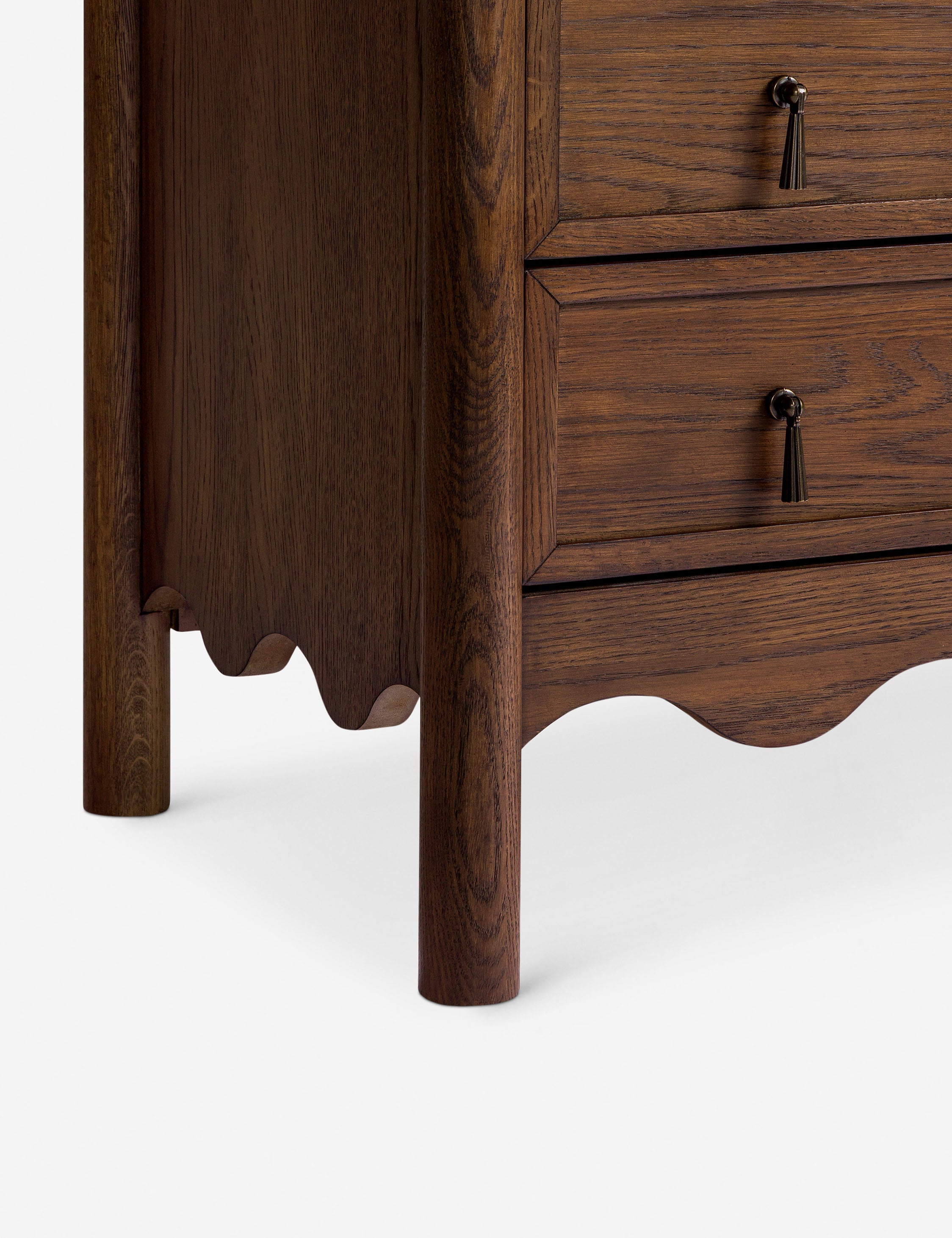 Table de chevet à 3 tiroirs - allie des détails classiques à une silhouette légèrement ajustée