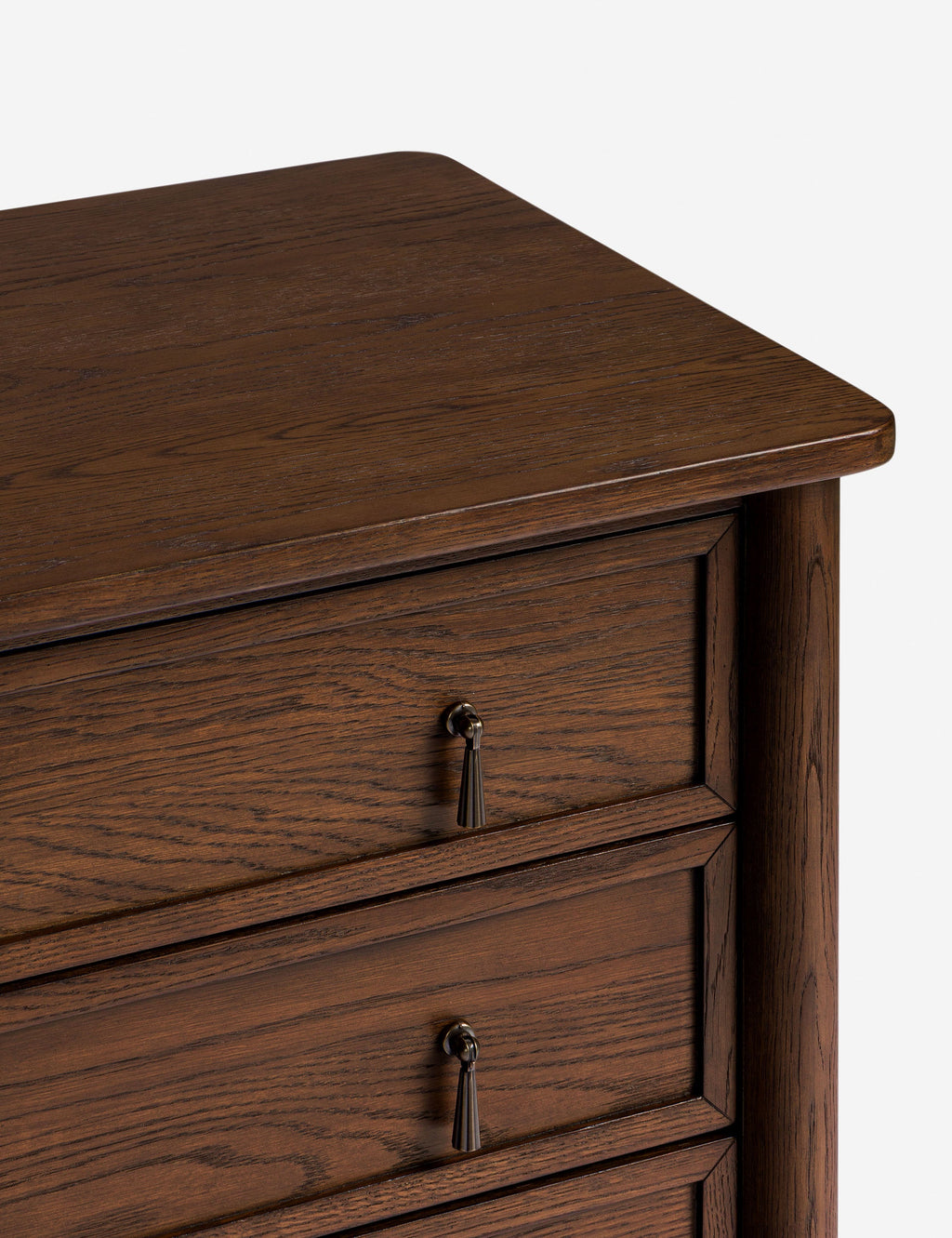 Table de chevet à 3 tiroirs - allie des détails classiques à une silhouette légèrement ajustée