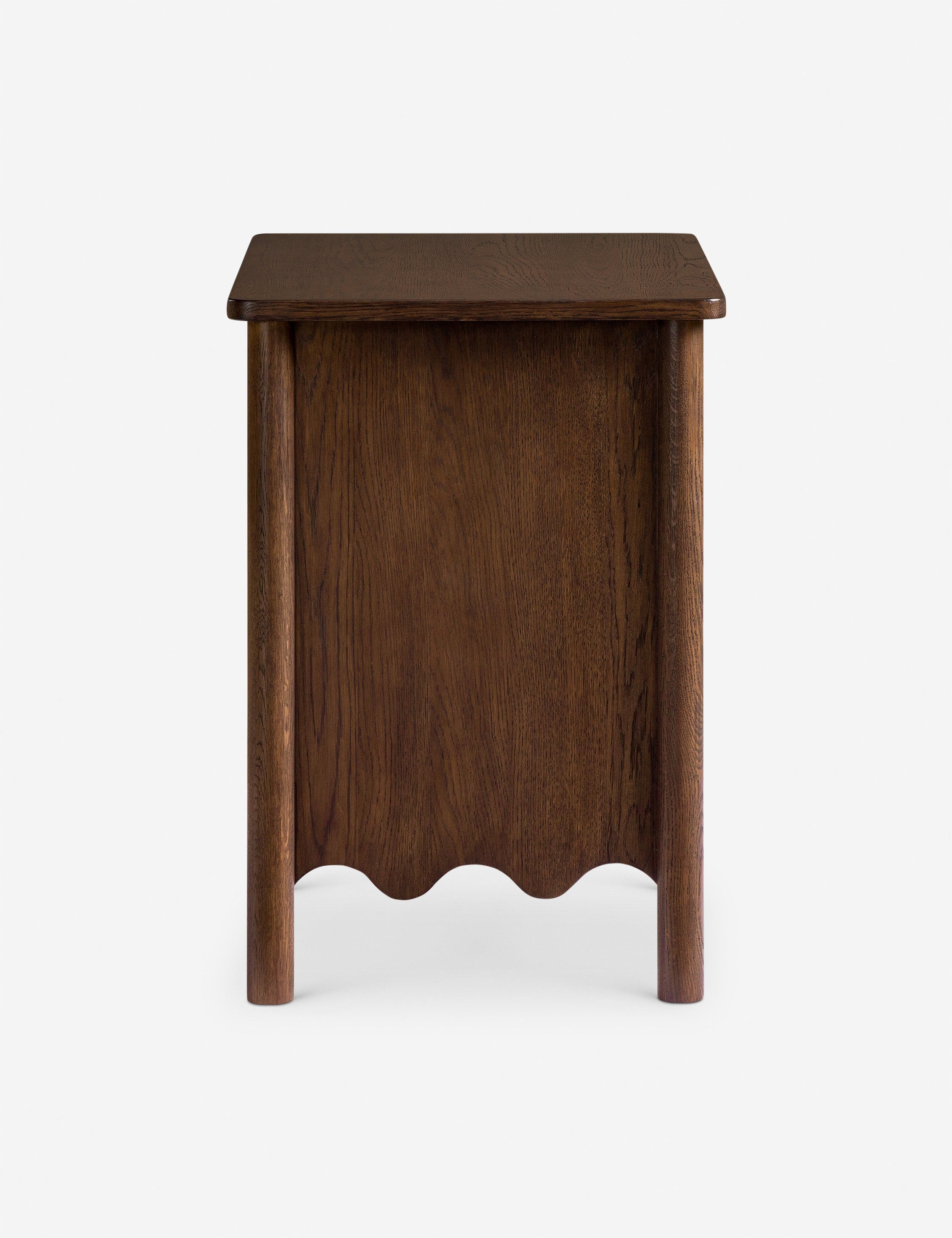 Table de chevet à 3 tiroirs - allie des détails classiques à une silhouette légèrement ajustée