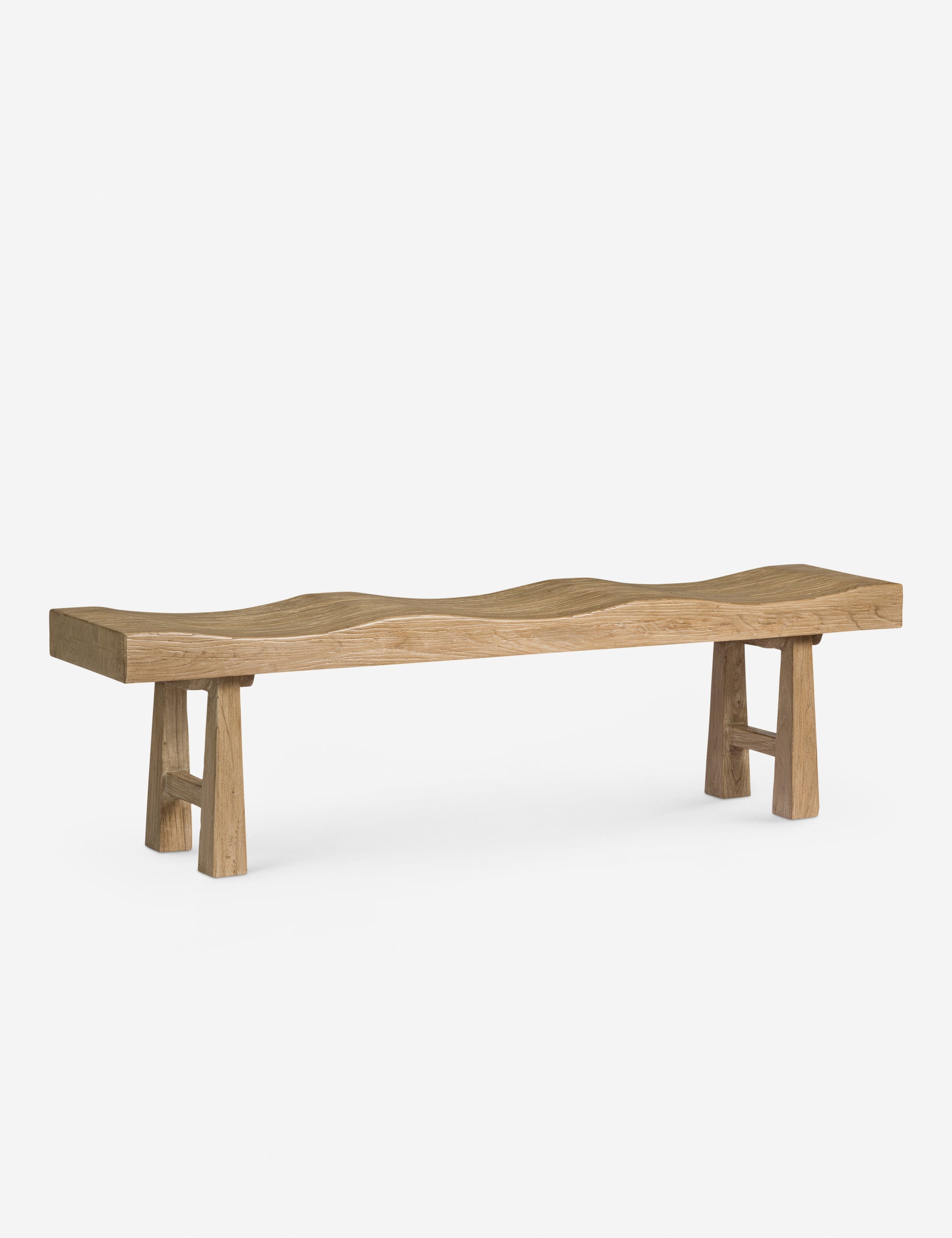 Banc - Le banc transforme l'orme récupéré en un moment sculptural grâce à son assise ondulée et sa base effilée.