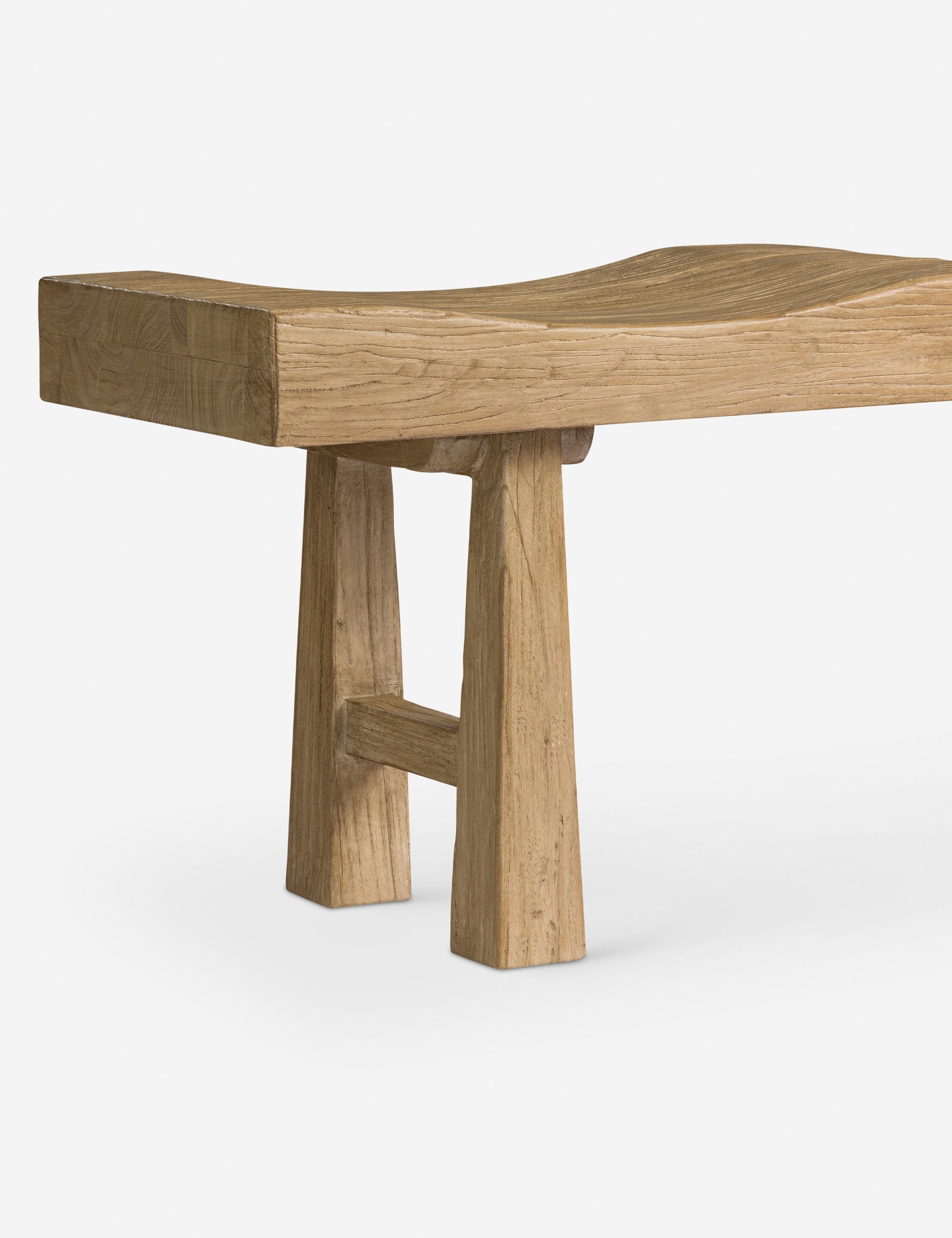Banc - Le banc transforme l'orme récupéré en un moment sculptural grâce à son assise ondulée et sa base effilée.
