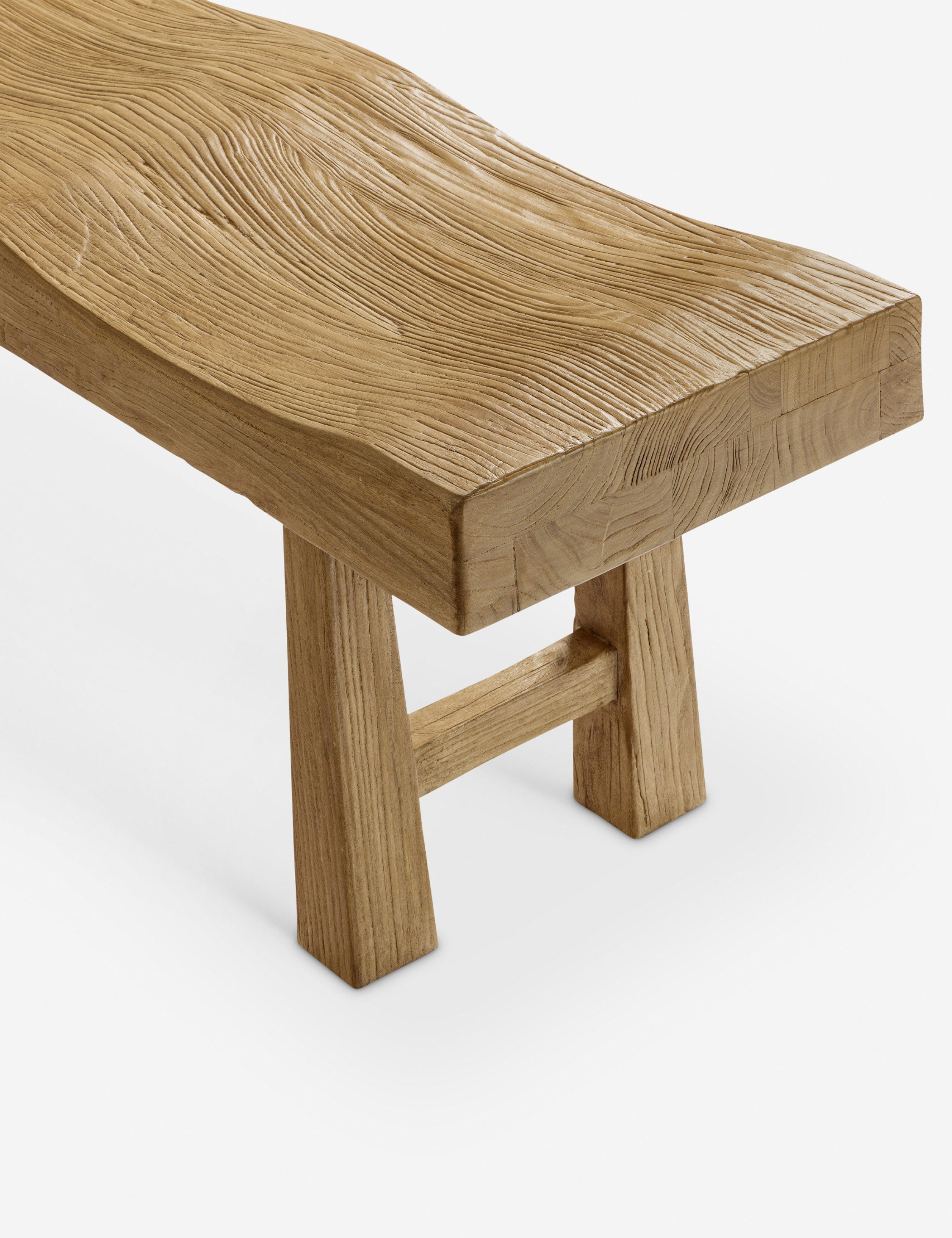 Banc - Le banc transforme l'orme récupéré en un moment sculptural grâce à son assise ondulée et sa base effilée.