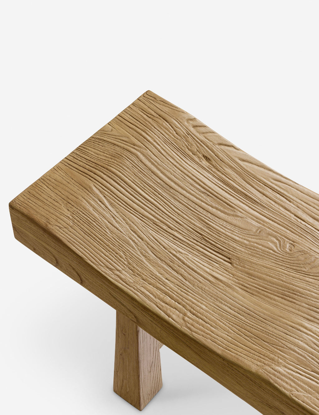 Banc - Le banc transforme l'orme récupéré en un moment sculptural grâce à son assise ondulée et sa base effilée.