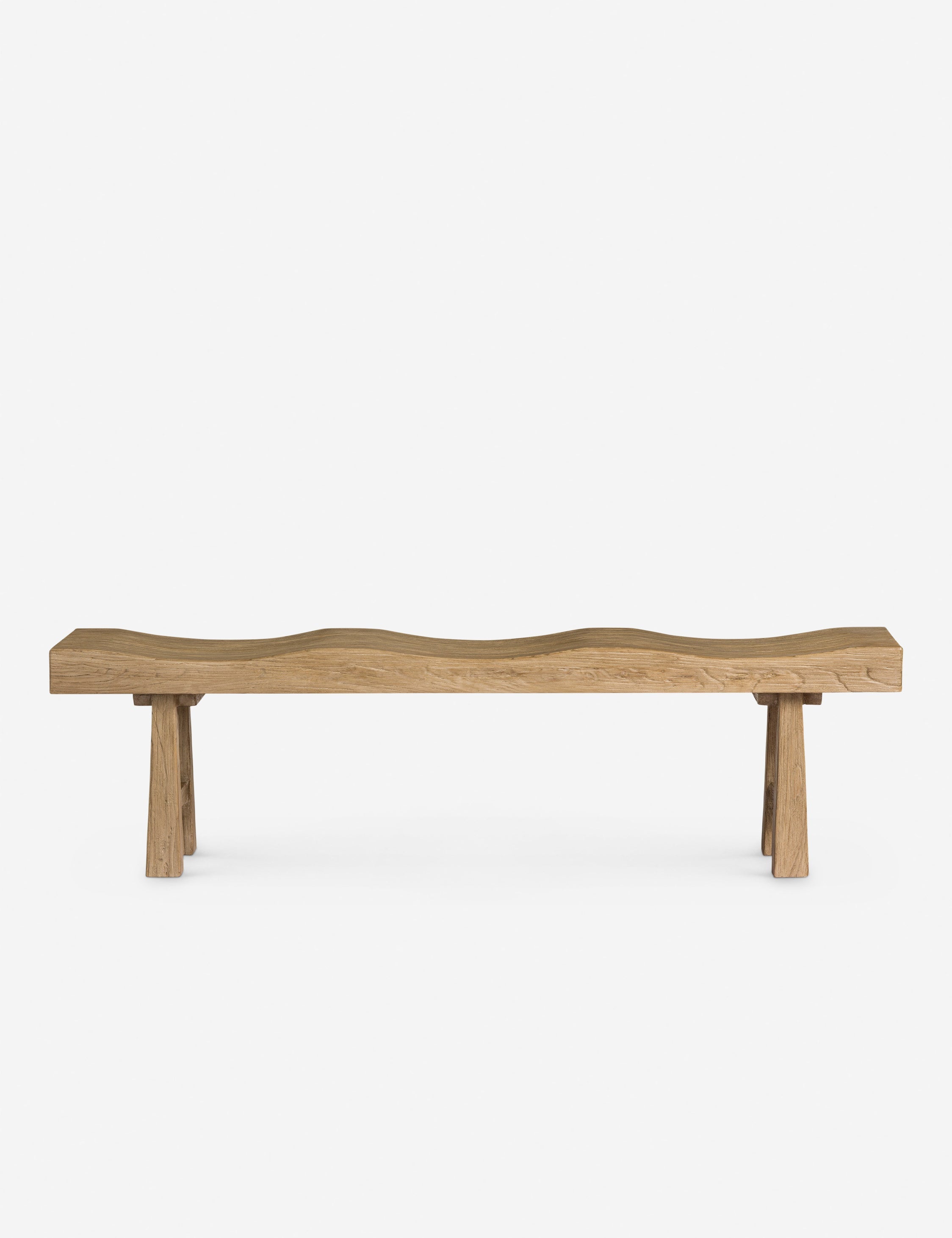 Banc - Le banc transforme l'orme récupéré en un moment sculptural grâce à son assise ondulée et sa base effilée.
