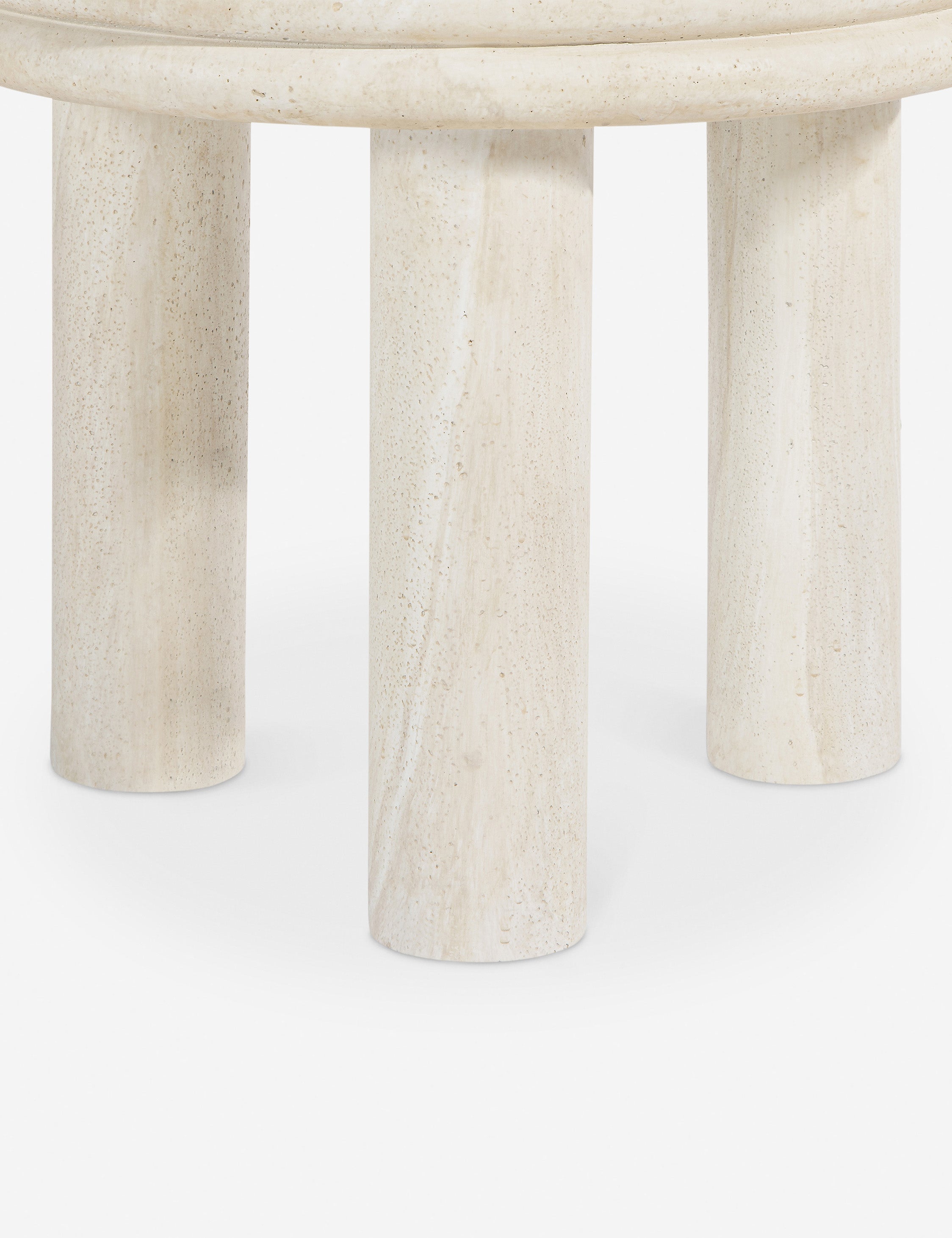 Table d'appoint ronde - Compacte mais remarquable, la table d'appoint Roma présente un plateau à plusieurs niveaux reposant sur de solides pieds colonnes