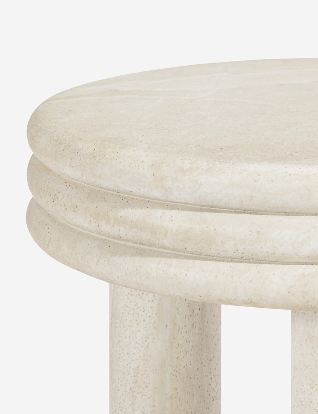 Table d'appoint ronde - Compacte mais remarquable, la table d'appoint Roma présente un plateau à plusieurs niveaux reposant sur de solides pieds colonnes
