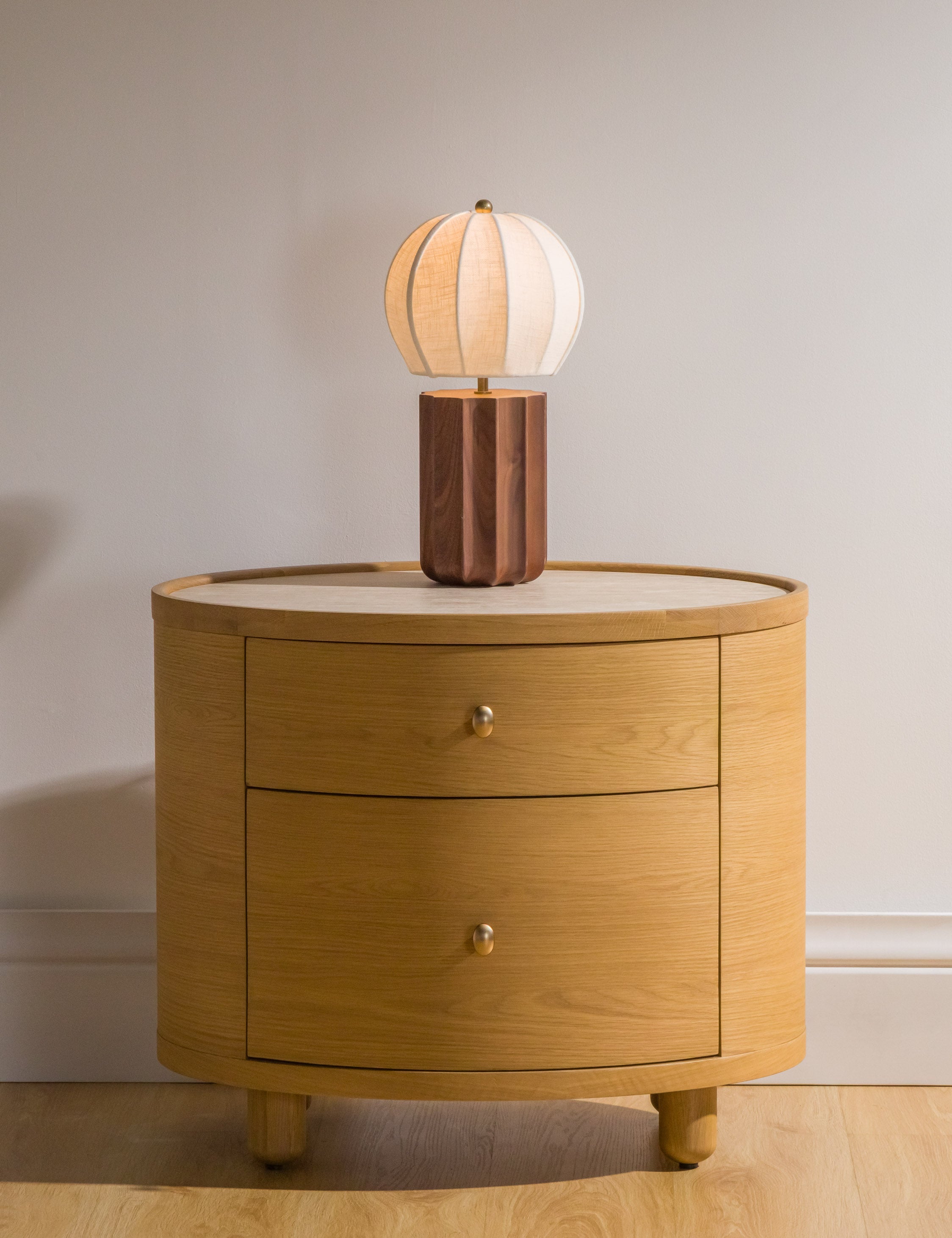 Table d'appoint - La table d'appoint Laguna présente un boîtier ovale aux lignes épurées reposant sur des pieds boules pour un impact discret en chêne