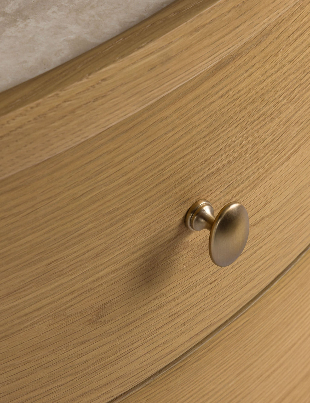 Table d'appoint - La table d'appoint Laguna présente un boîtier ovale aux lignes épurées reposant sur des pieds boules pour un impact discret en chêne