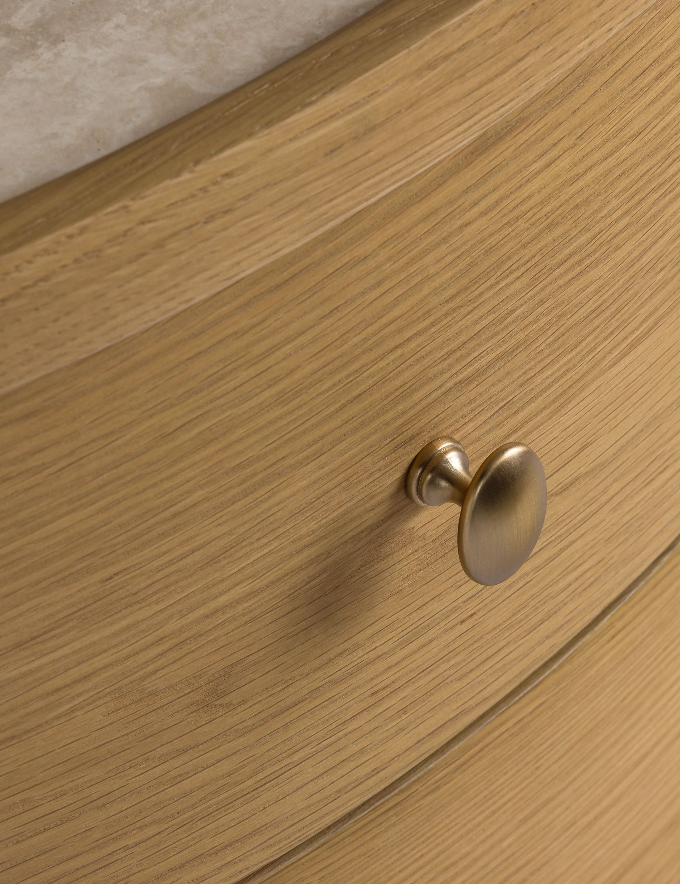 Table d'appoint - La table d'appoint Laguna présente un boîtier ovale aux lignes épurées reposant sur des pieds boules pour un impact discret en chêne