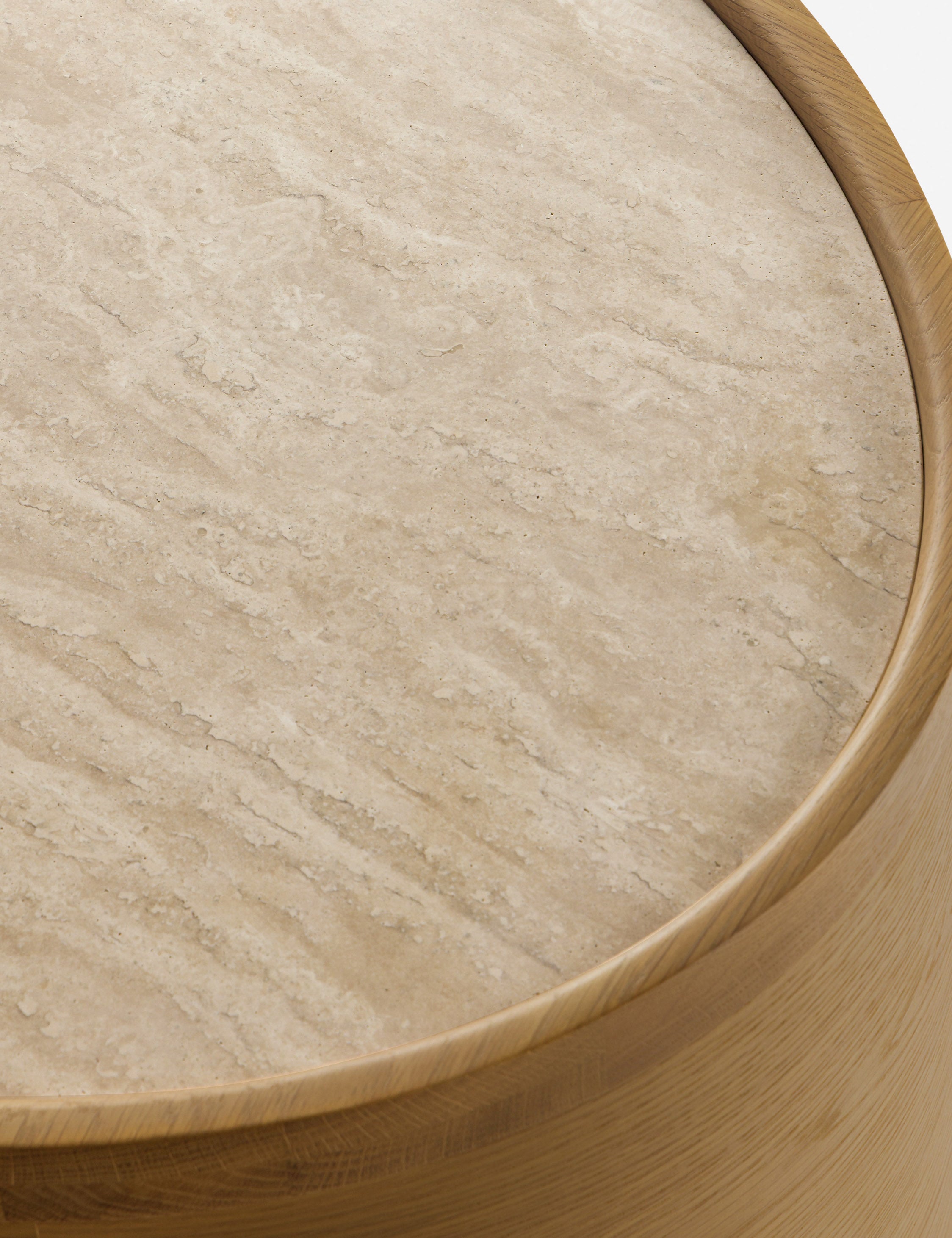Table d'appoint - La table d'appoint Laguna présente un boîtier ovale aux lignes épurées reposant sur des pieds boules pour un impact discret en chêne