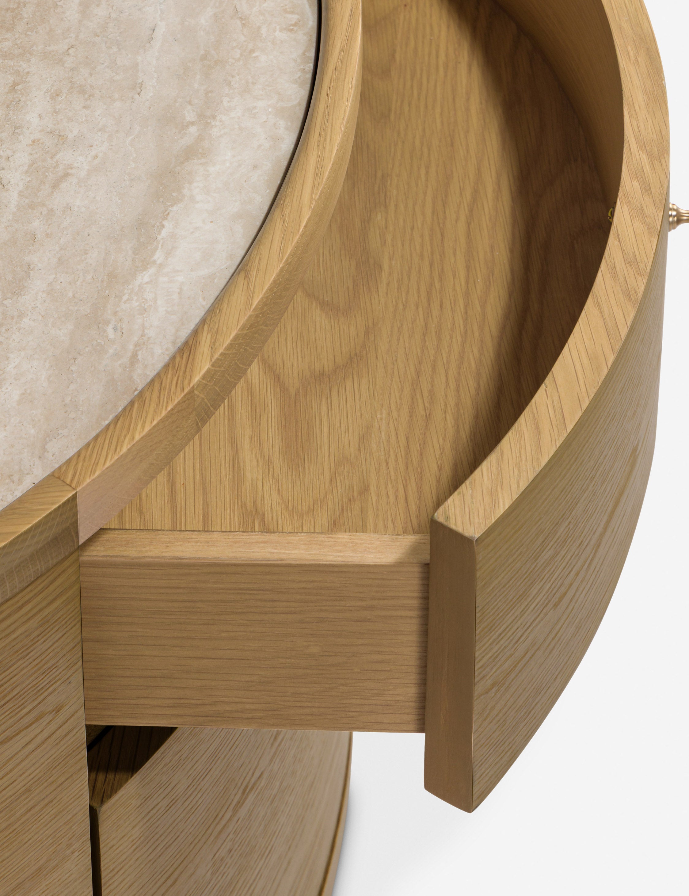 Table d'appoint - La table d'appoint Laguna présente un boîtier ovale aux lignes épurées reposant sur des pieds boules pour un impact discret en chêne