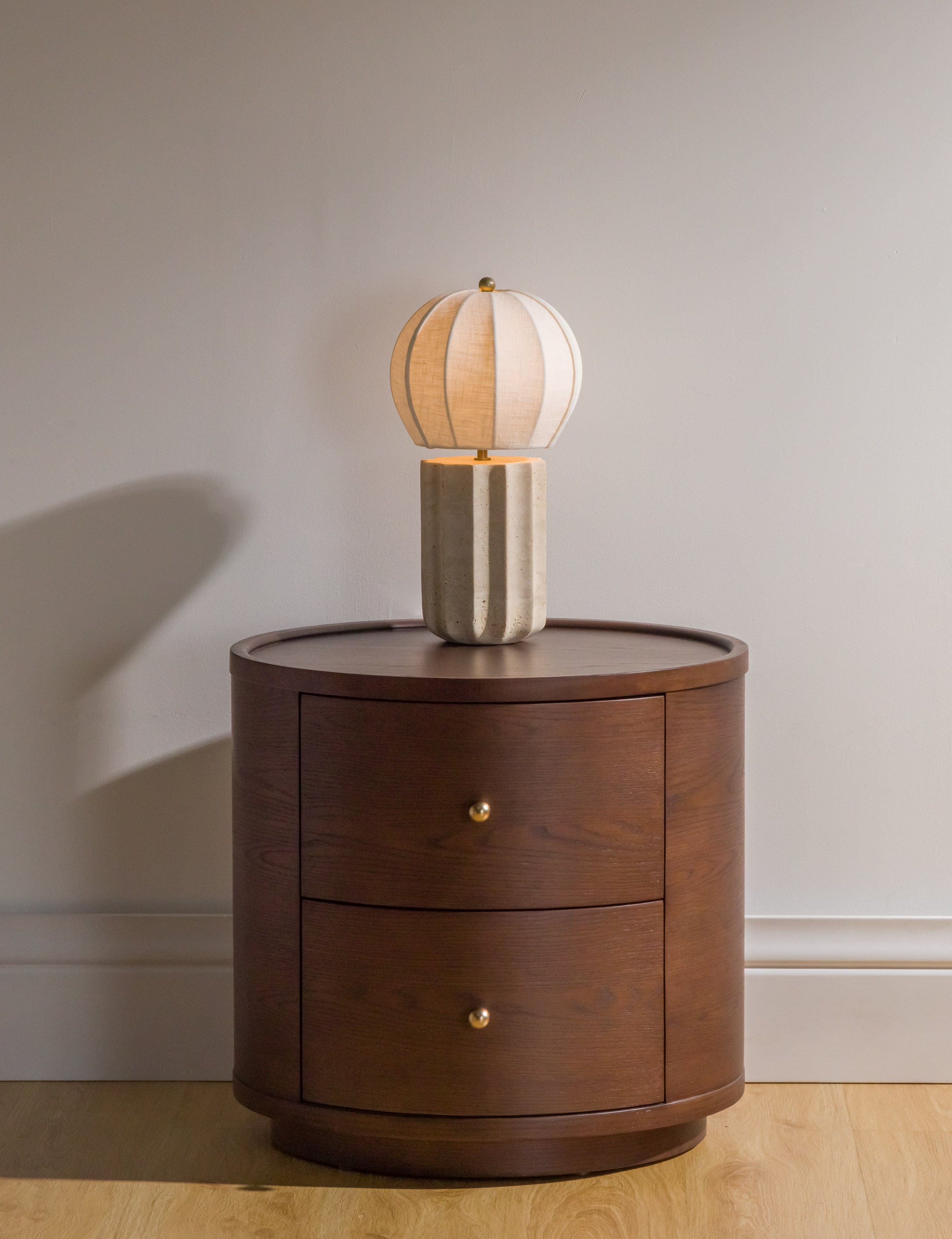 Table d'appoint - La table d'appoint Newport allie des lignes épurées à un design spacieux