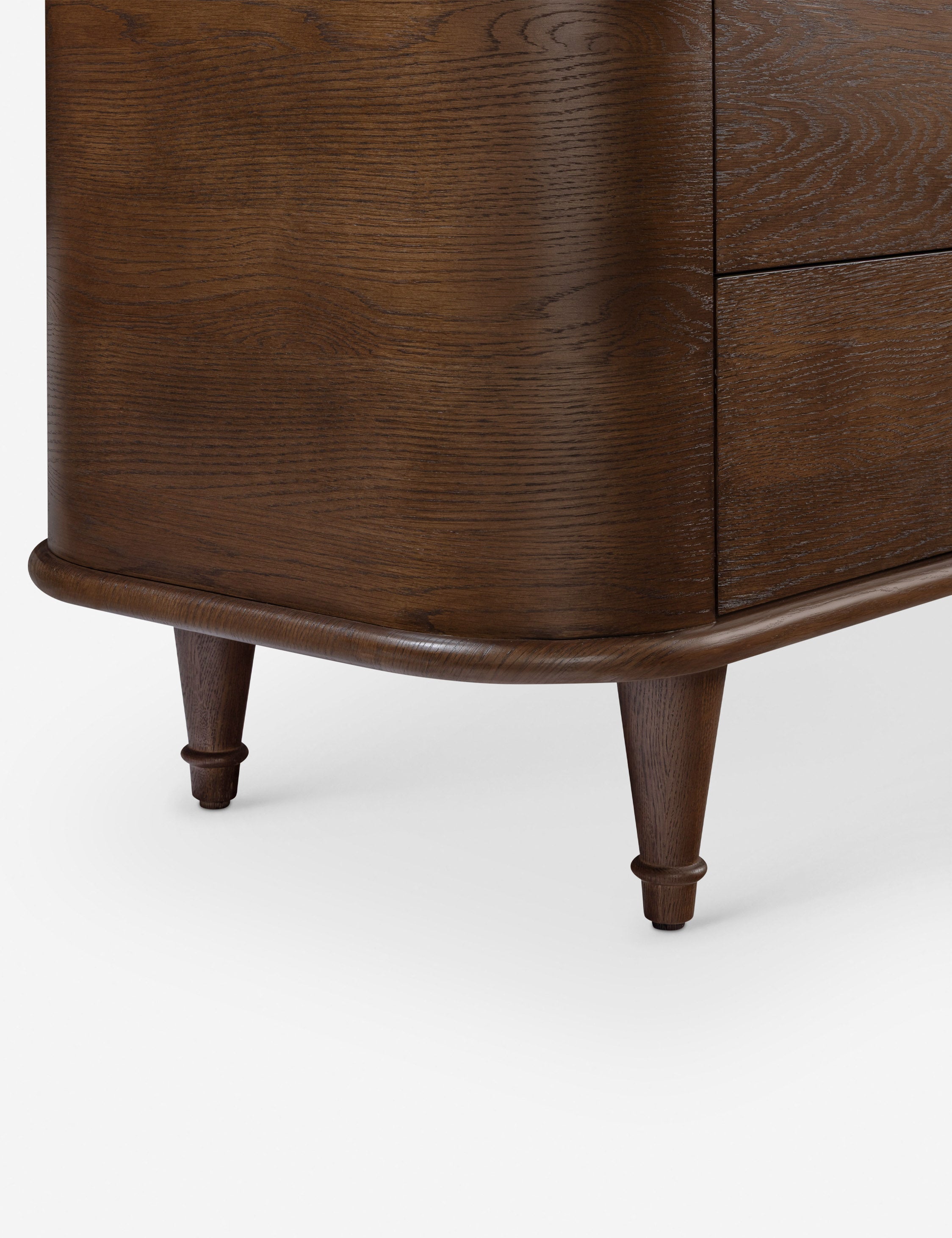 Commode - Des lignes épurées et une finition riche font de cette commode une pièce maîtresse intemporelle pour l'aménagement de votre chambre