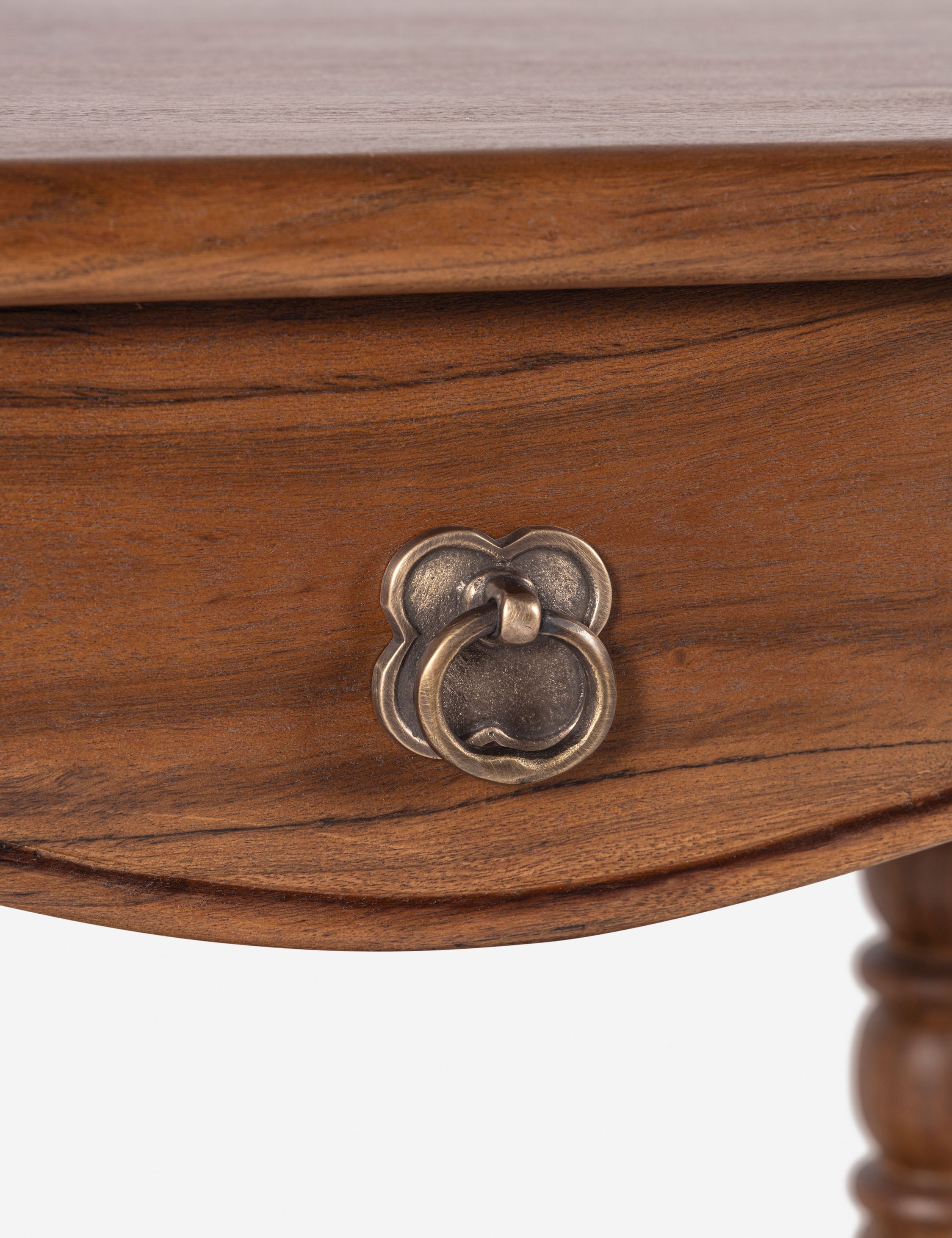 Table de chevet - Nous aimons le design à balustres