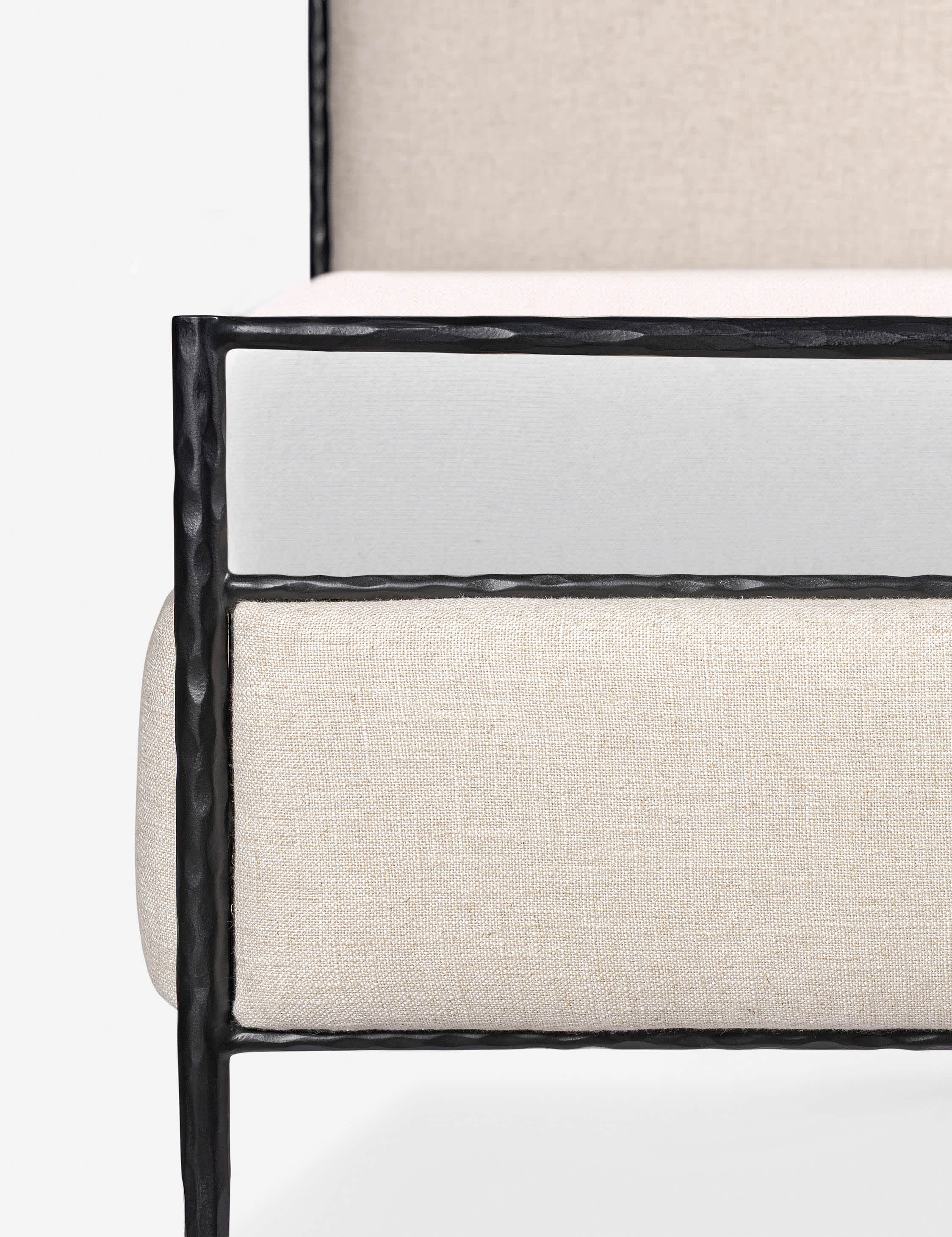 Lit plateforme - allie un design soigné à des matériaux durables, créant des pièces conçues avec intention pour embellir votre espace
