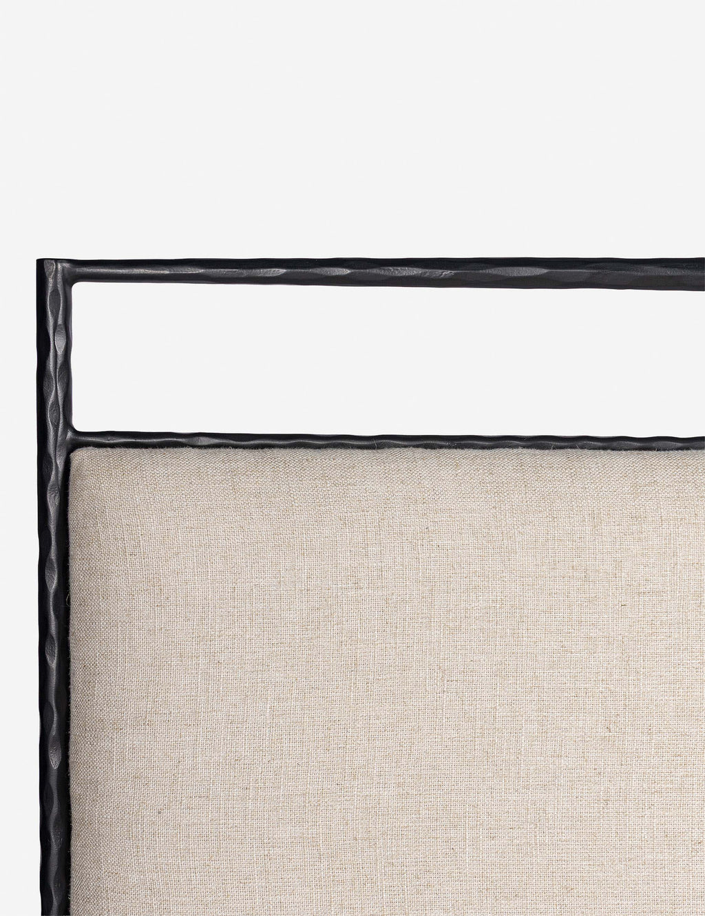 Lit plateforme - allie un design soigné à des matériaux durables, créant des pièces conçues avec intention pour embellir votre espace