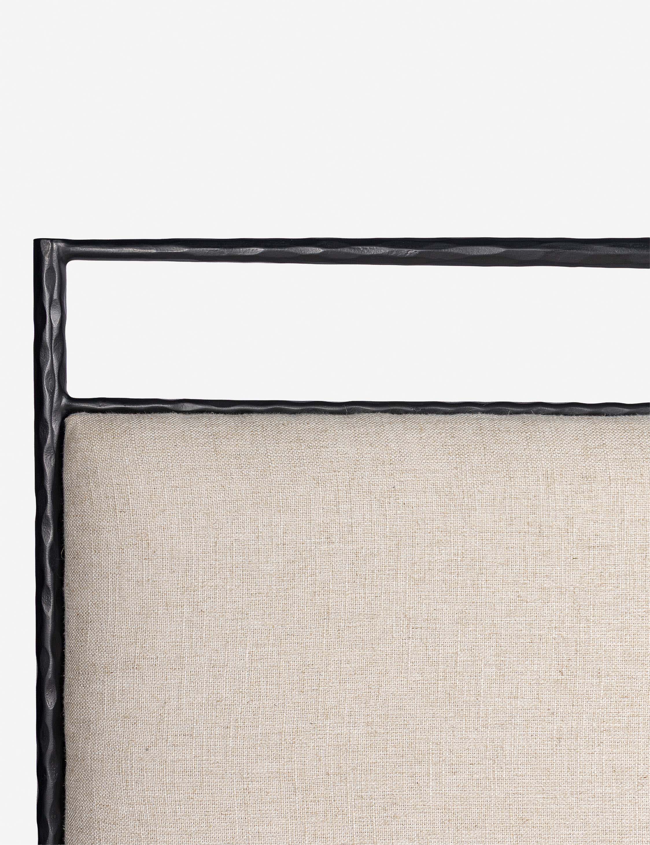 Lit plateforme - allie un design soigné à des matériaux durables, créant des pièces conçues avec intention pour embellir votre espace
